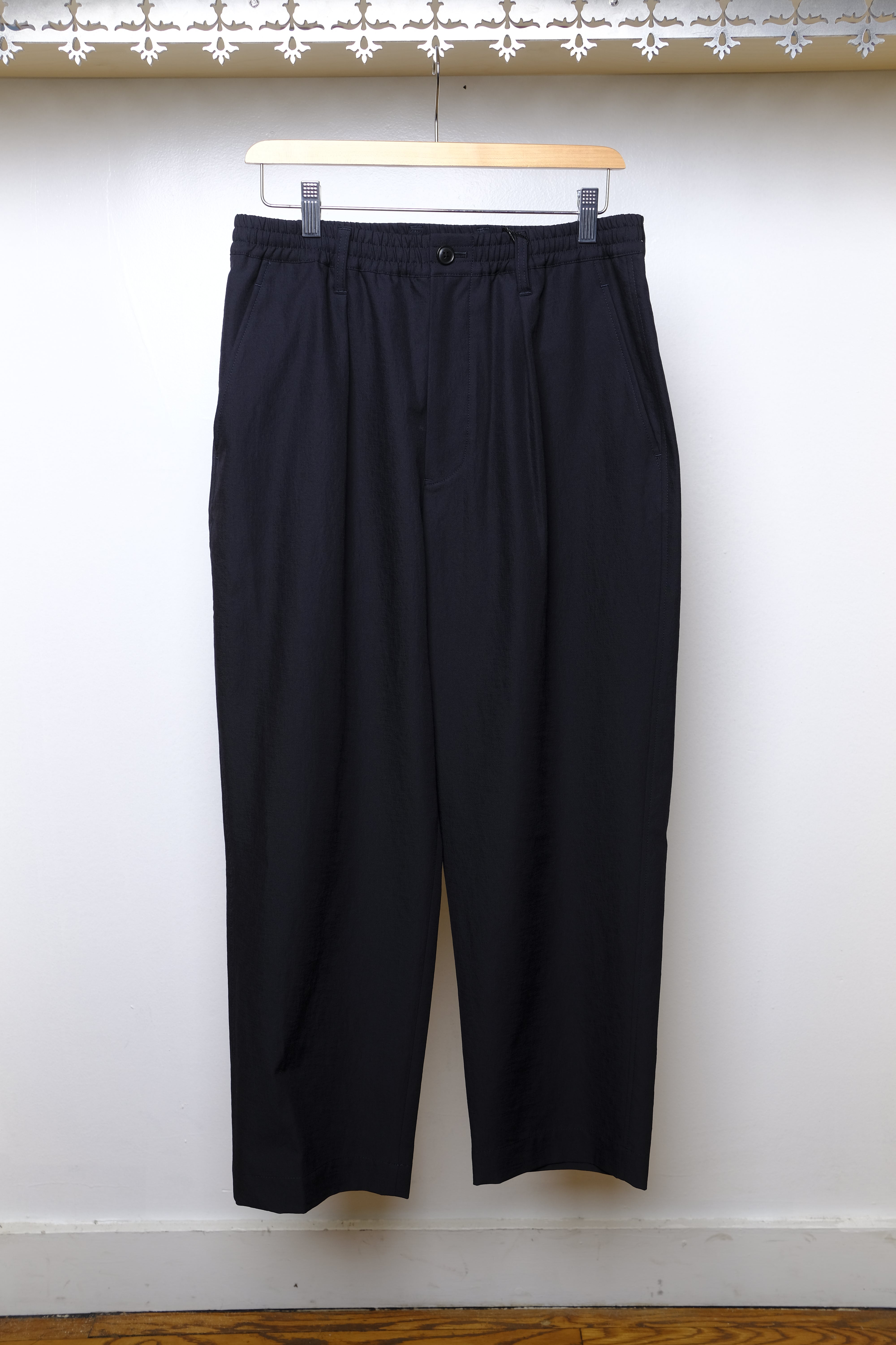 tropical wool 1 tuck pants in black