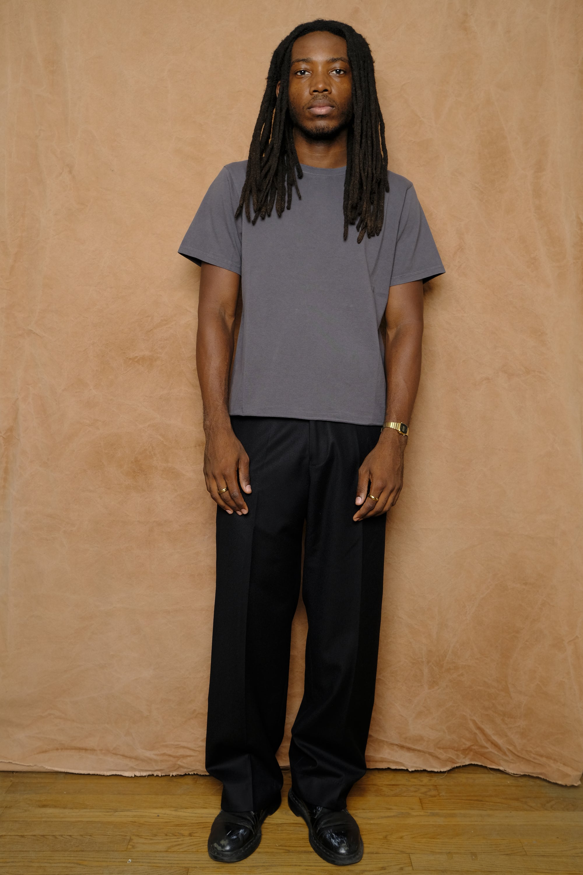 on the farm raw hem tee in washed black