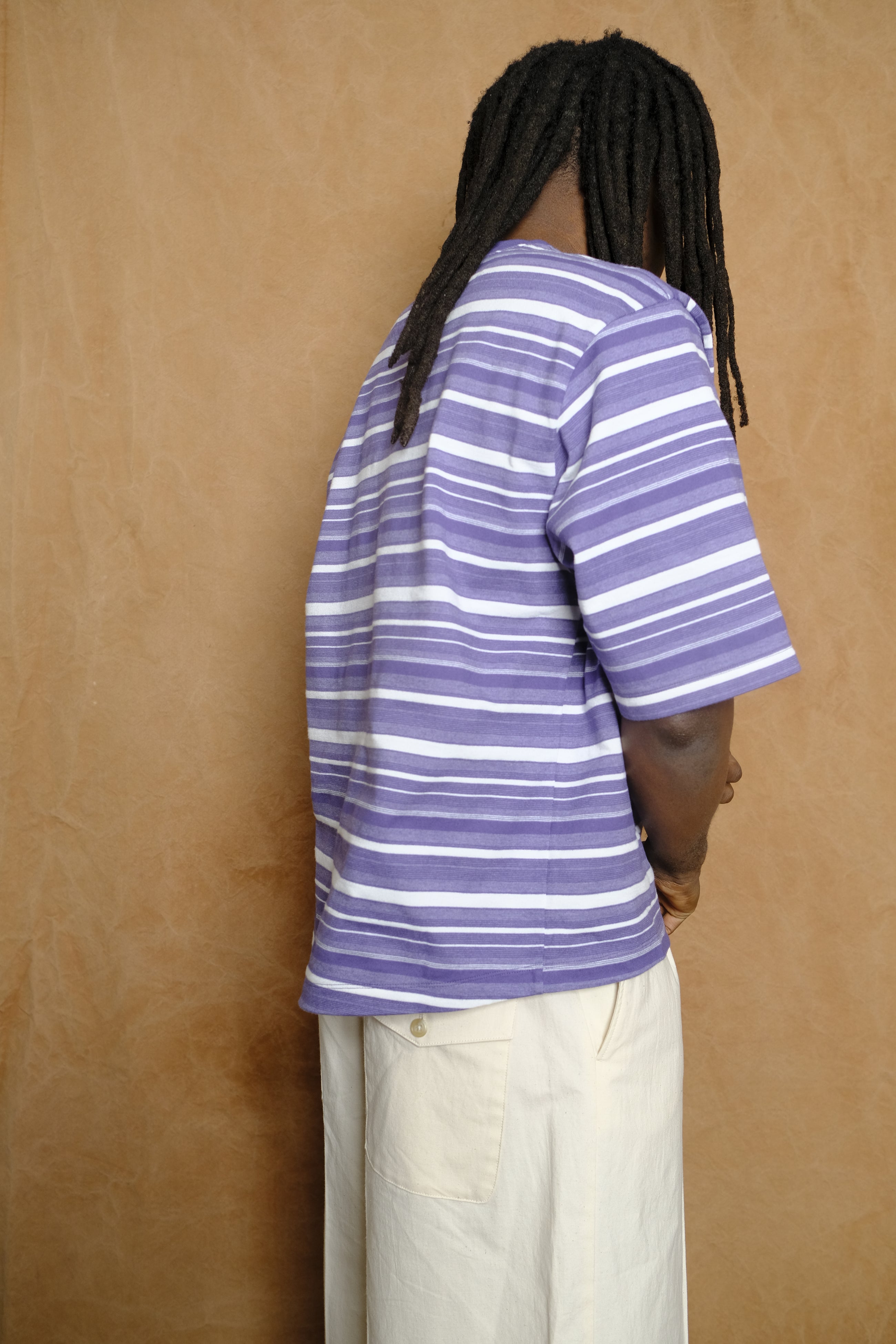 t shirt b in garment dyed white/dark purple stripe