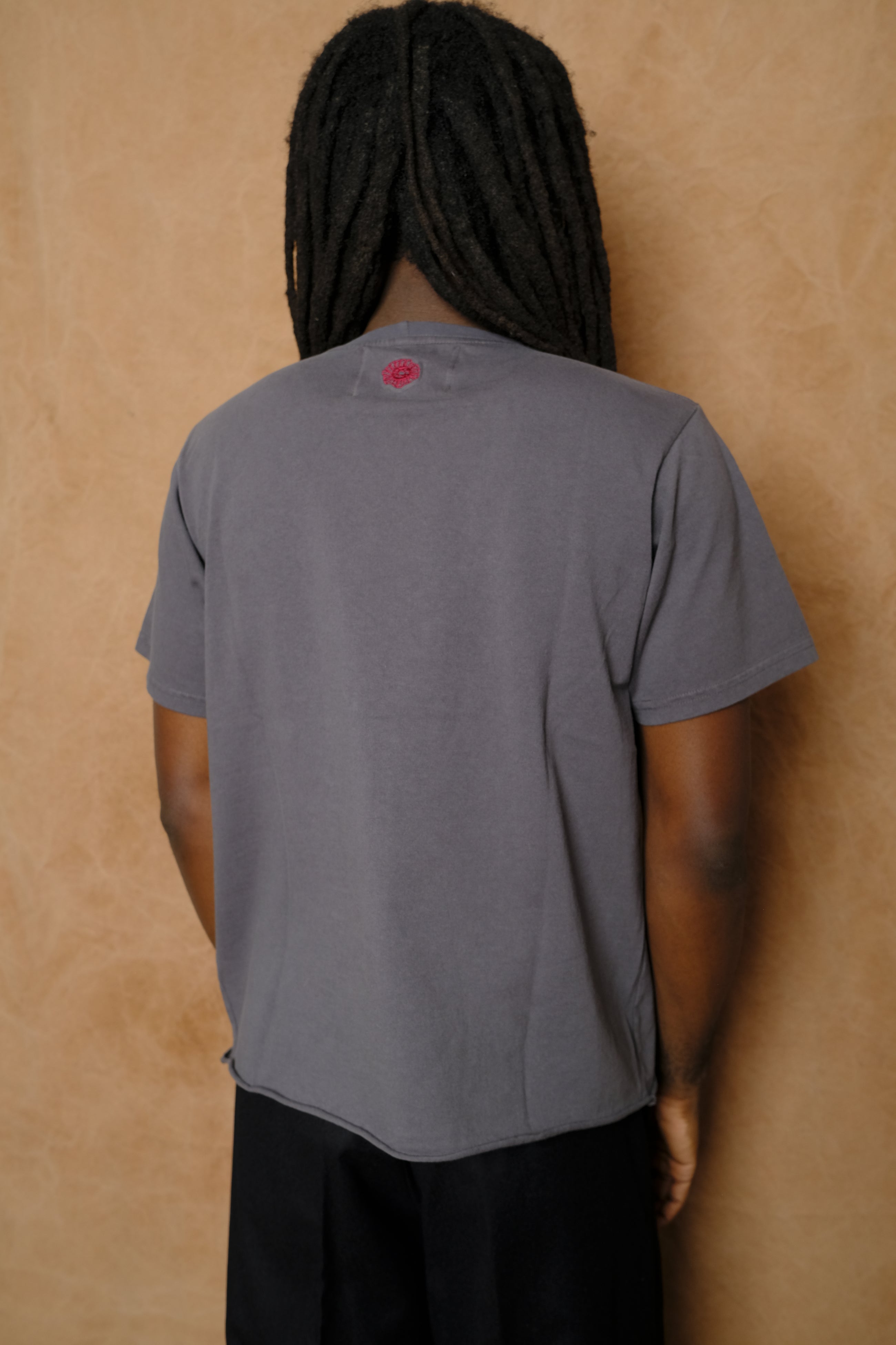 on the farm raw hem tee in washed black