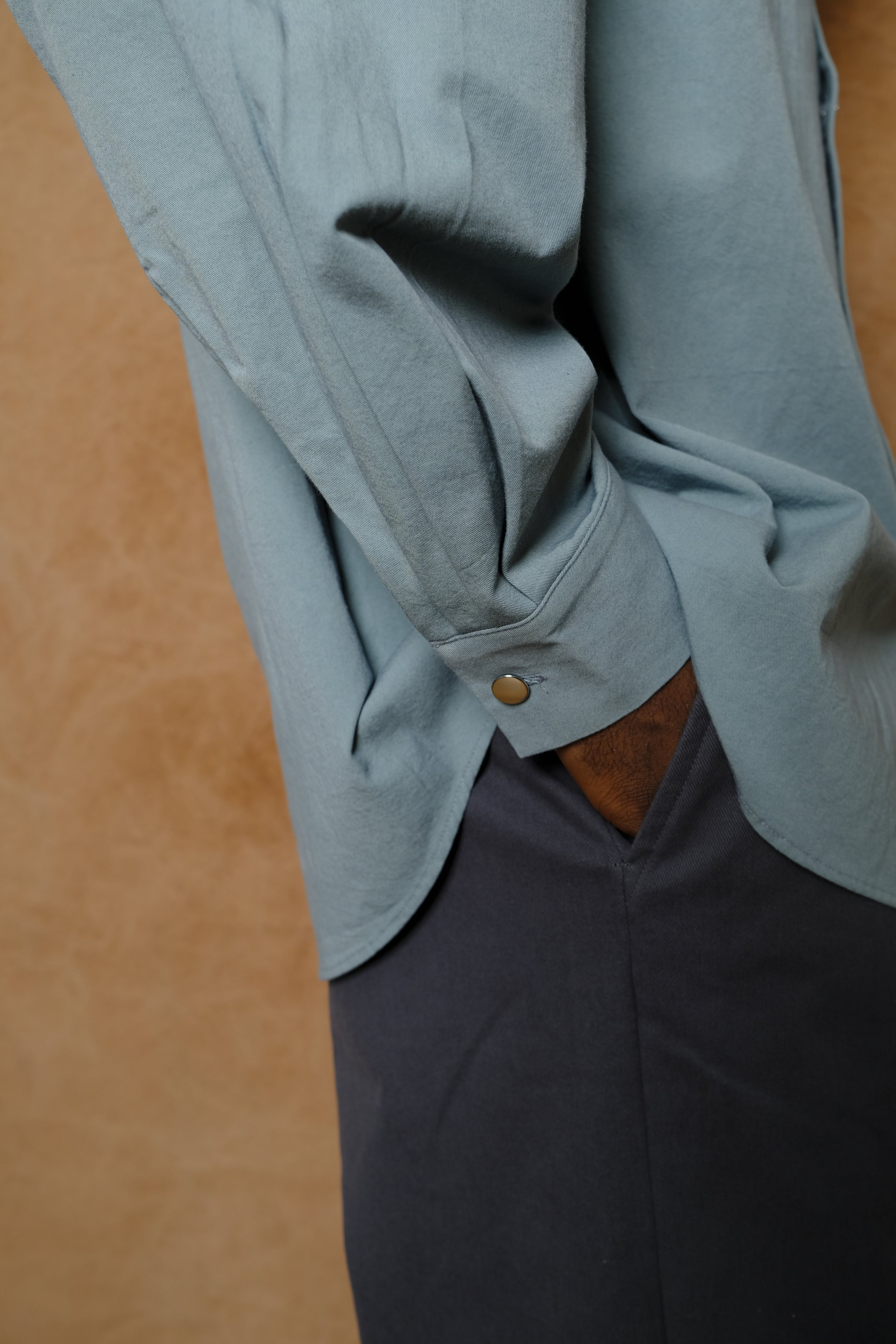 sun drying twill shirt in light blue