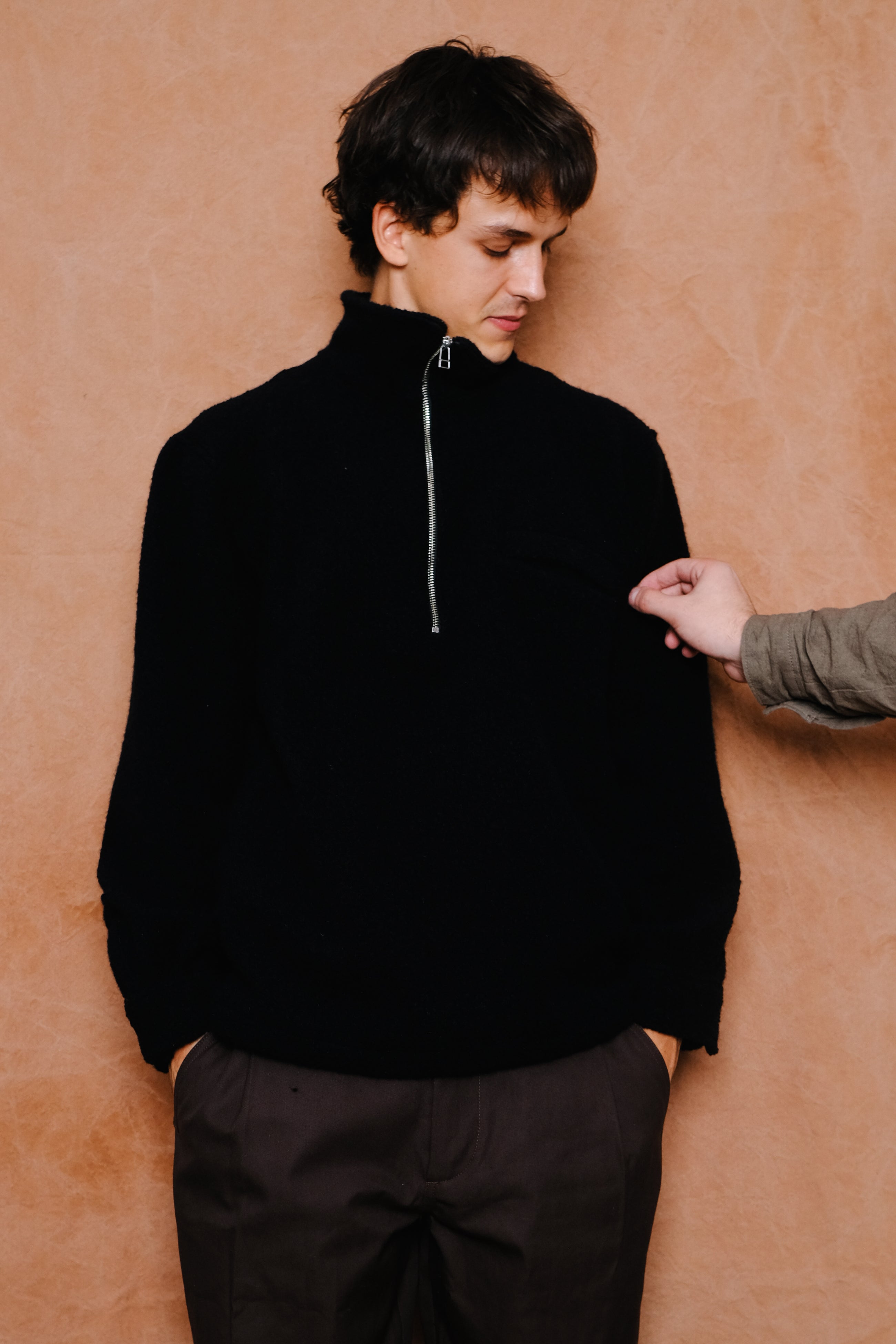 traveler 1/2 zip in black