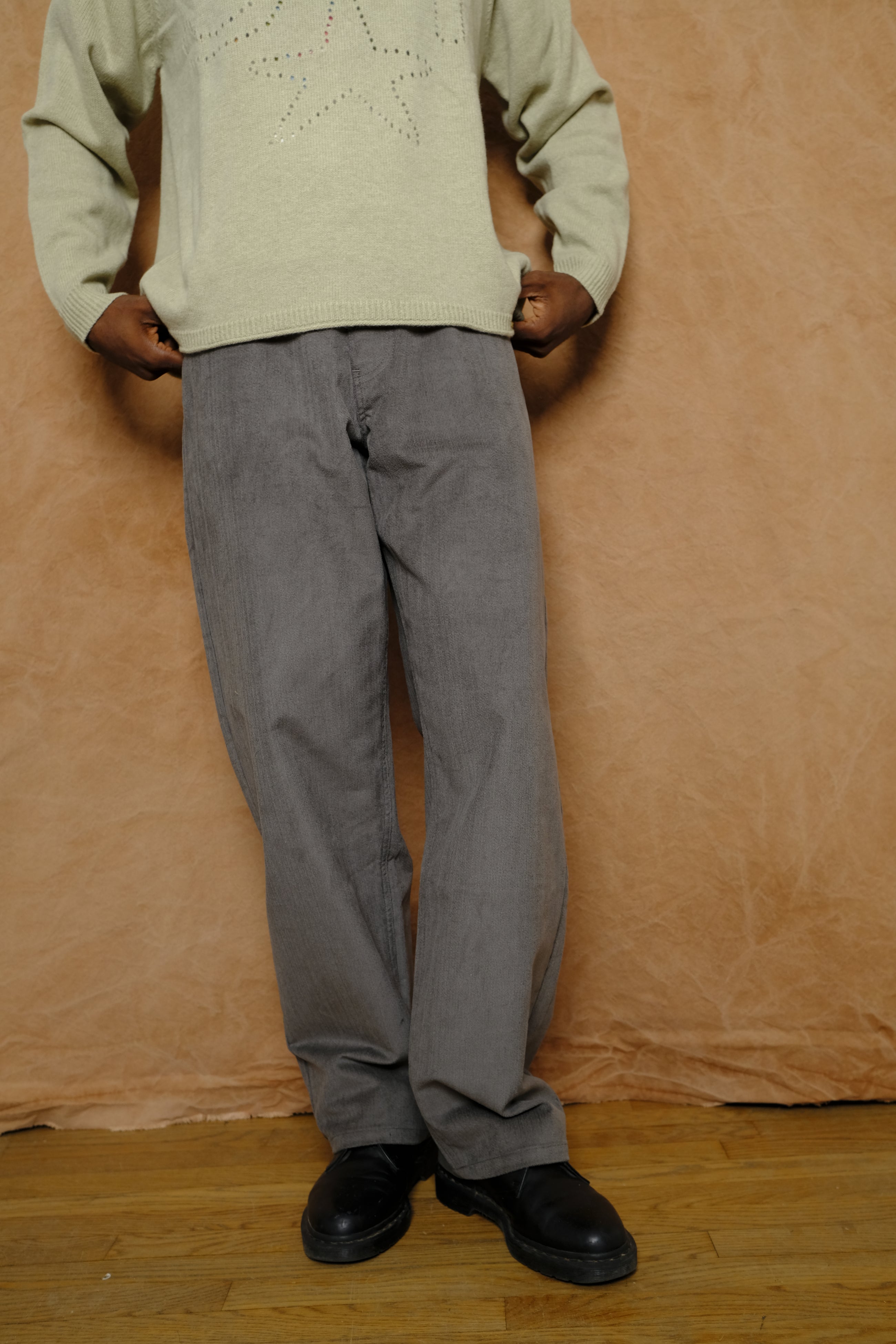 jean cut trouser in 18-wale pebble charcoal corduroy