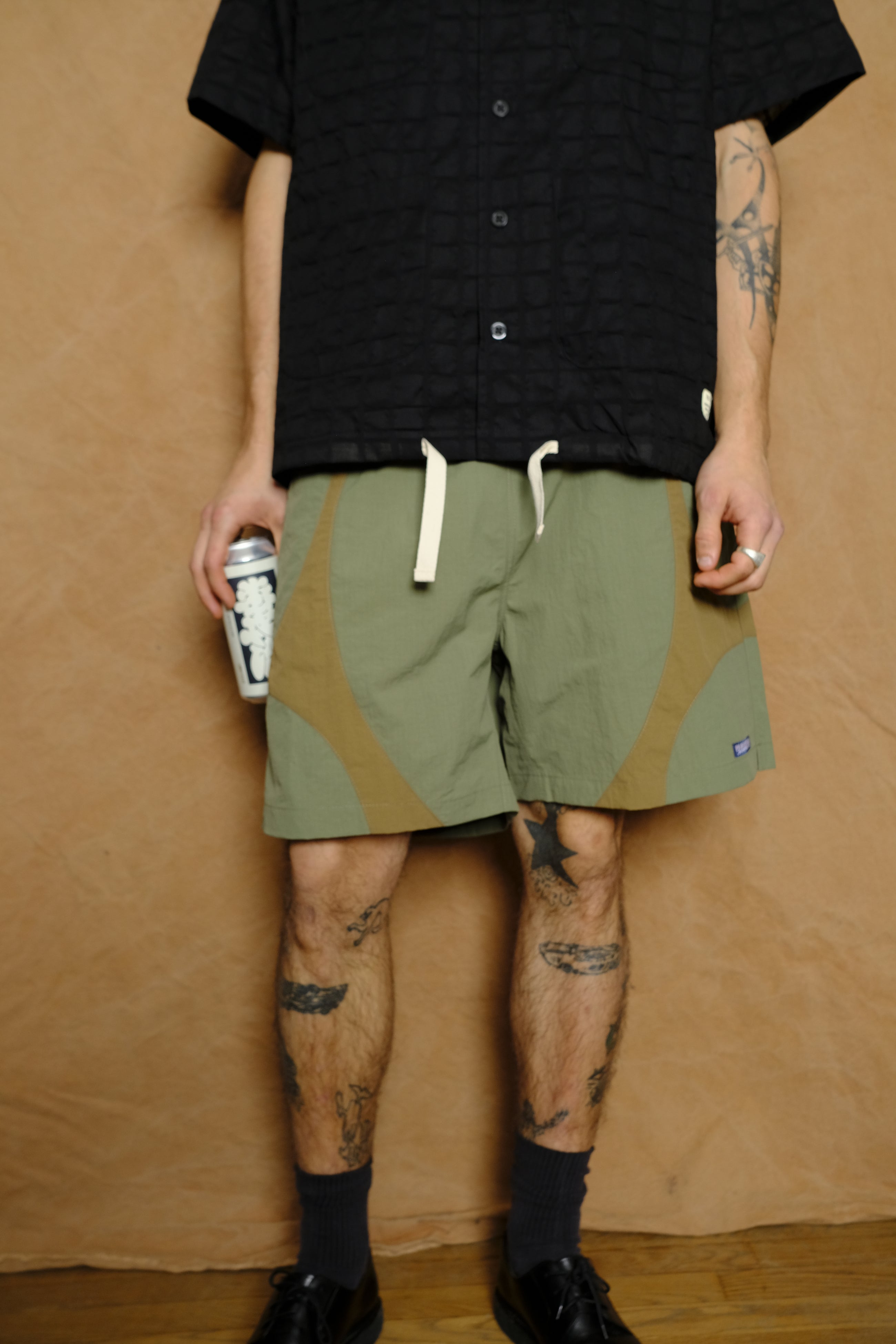 equis short in jungle green/wheat
