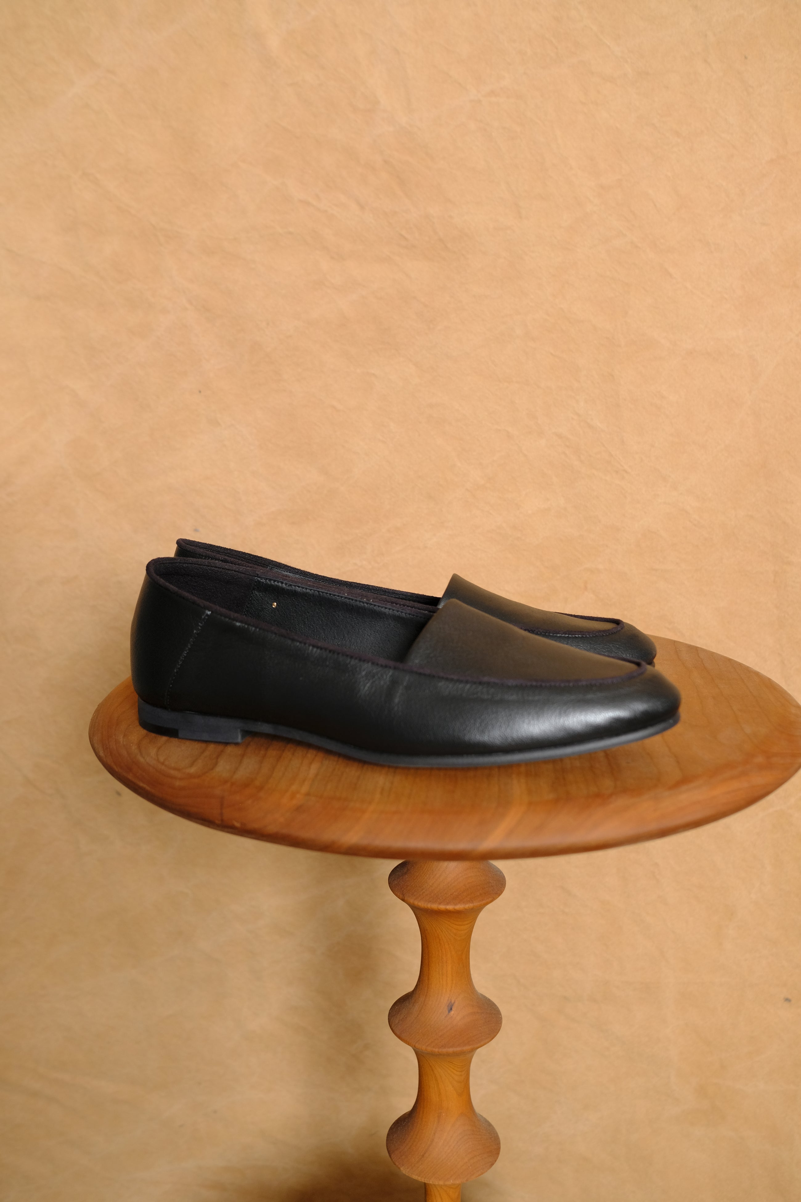 oval moca in black