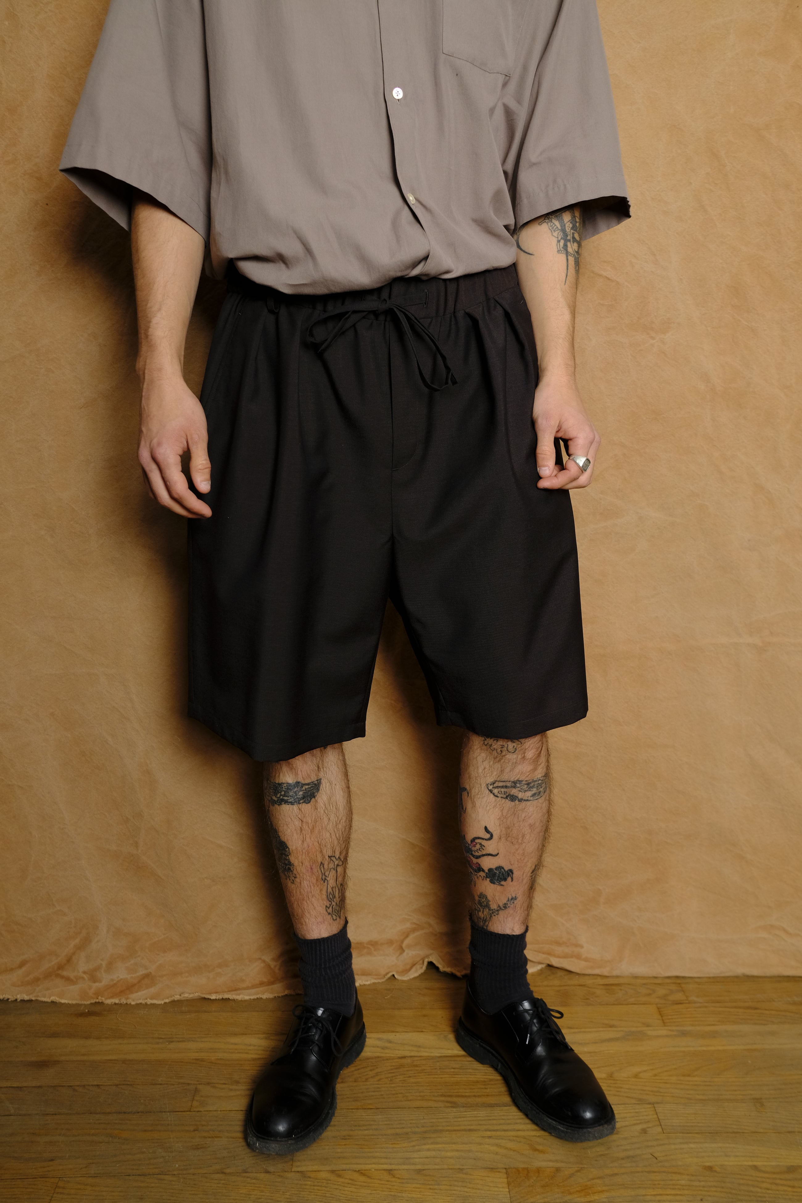 salt shrink cupro half pants in black