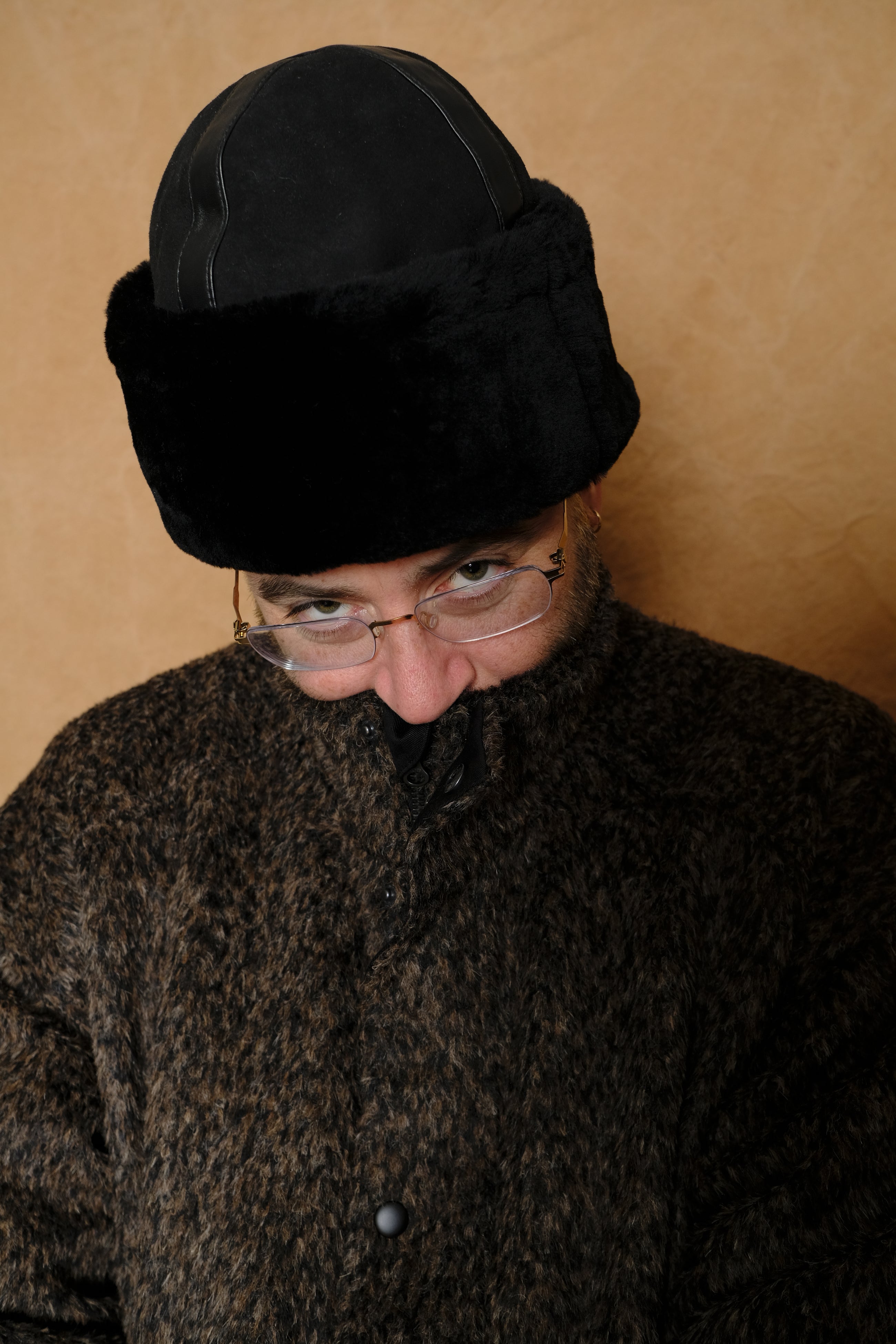 mouton hat in black leather/suede