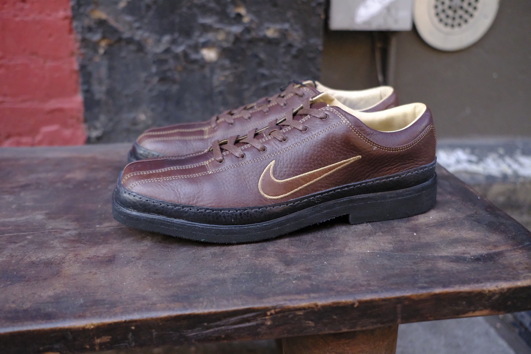 Nike brown sales leather golf shoes