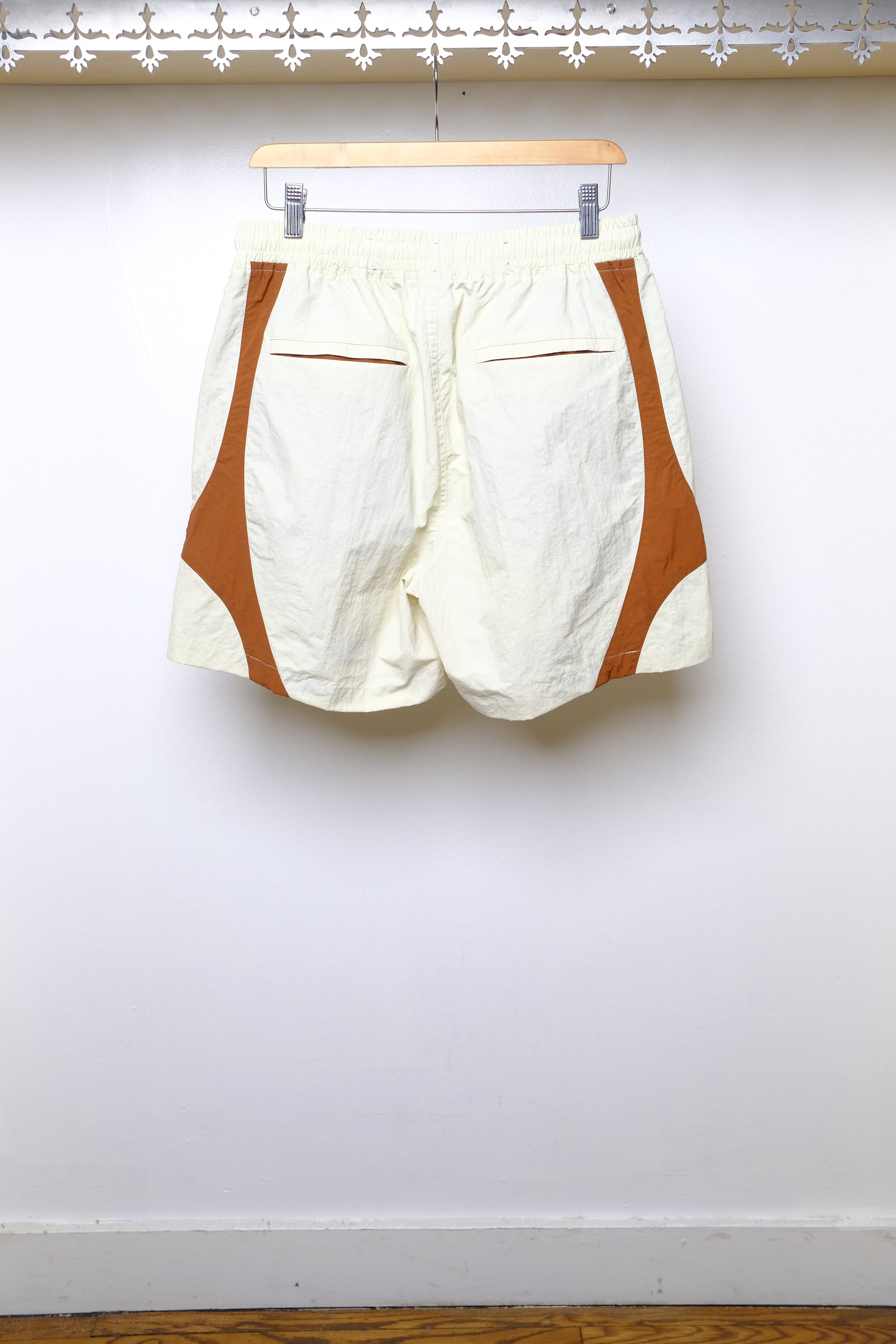 equis short in cream/adobe