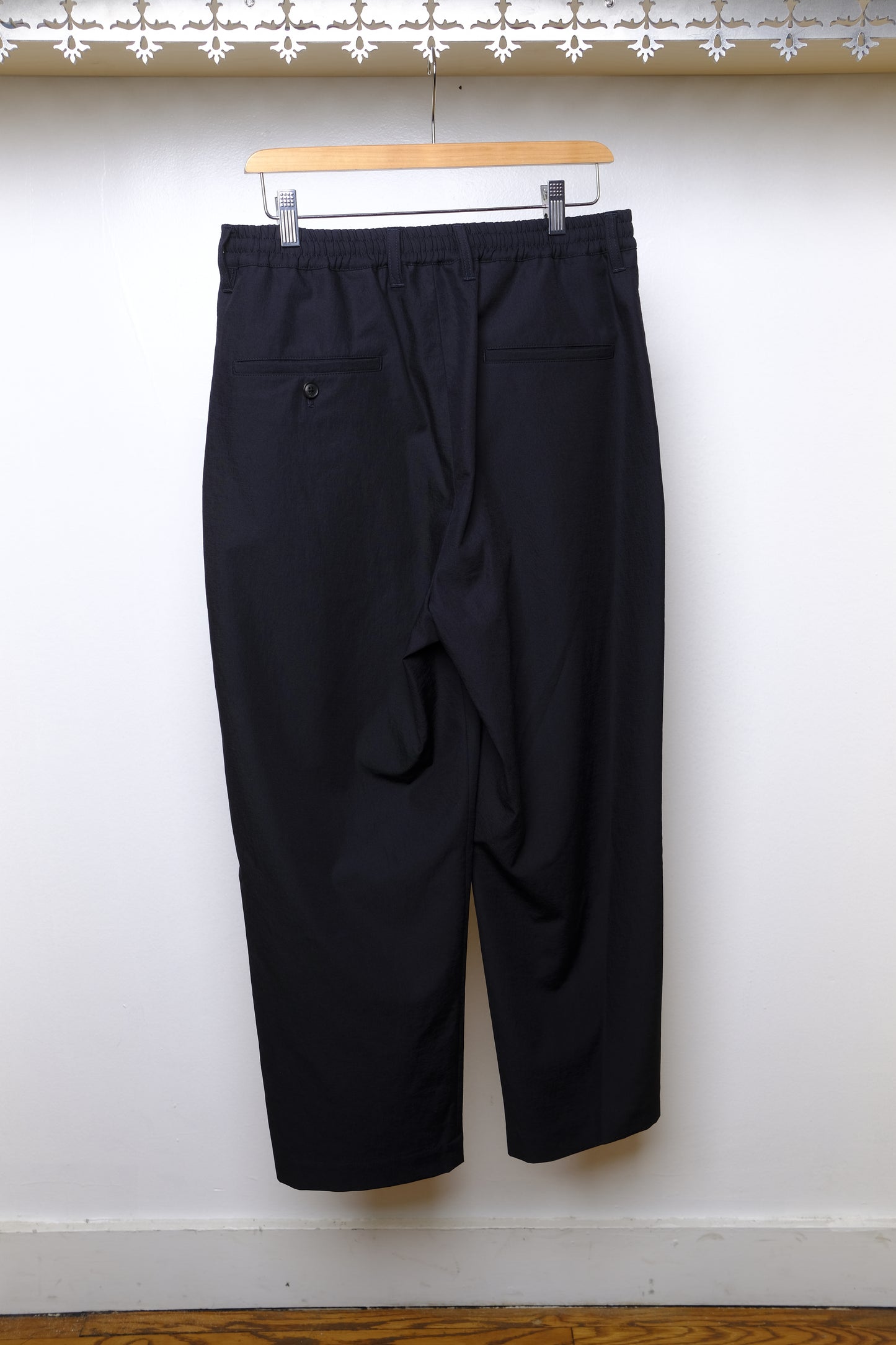 tropical wool 1 tuck pants in black