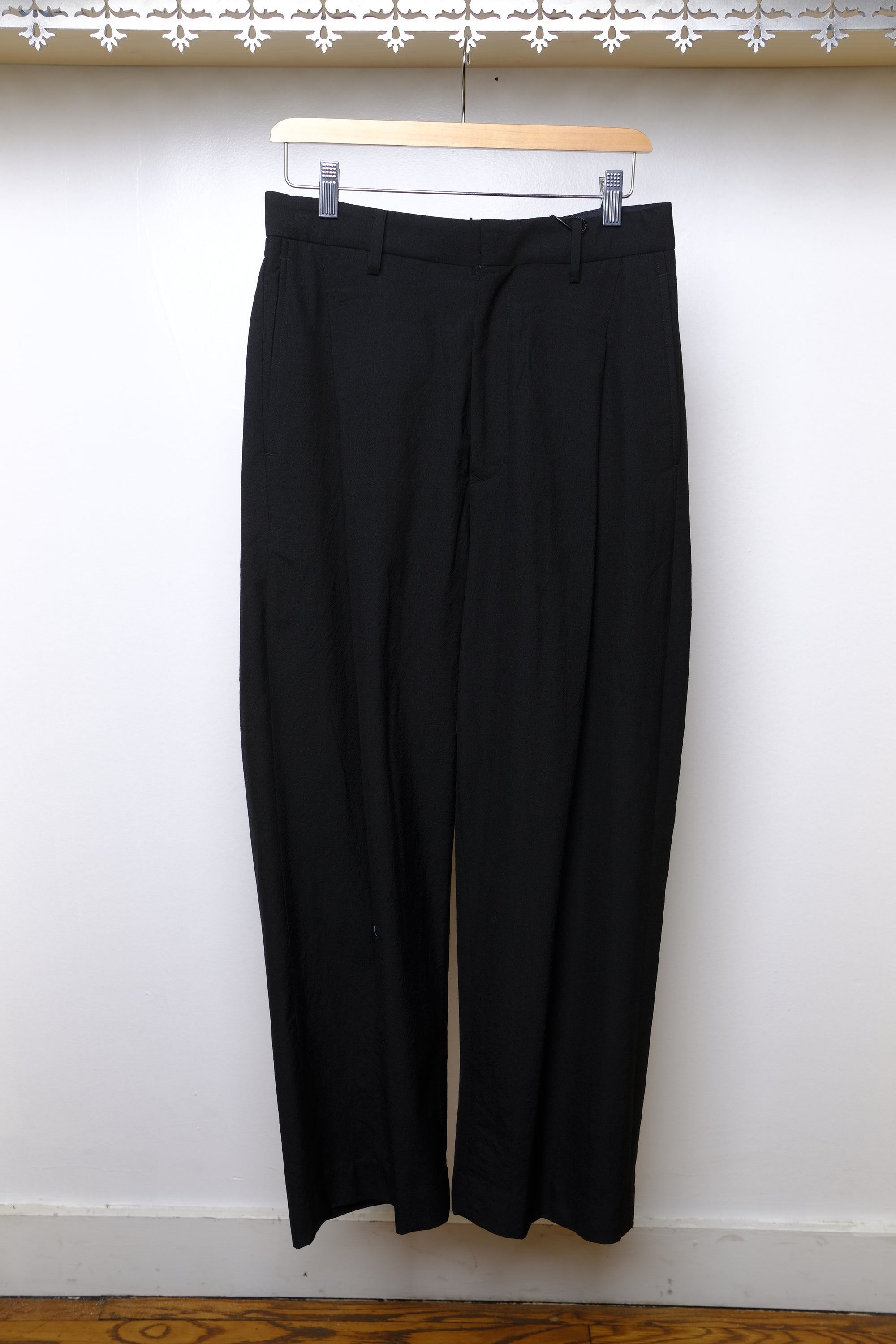 tropical wool 1 tuck pants in black