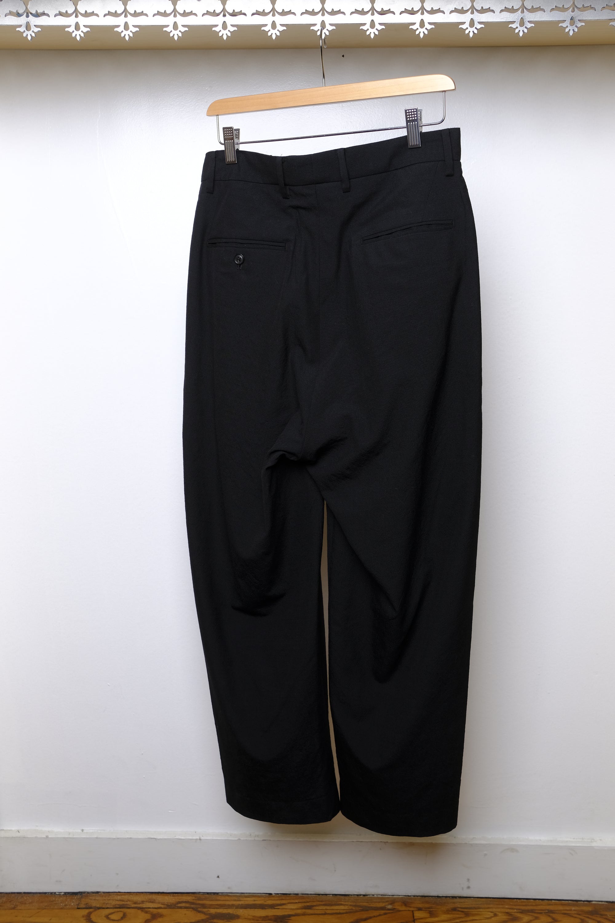 tropical wool 1 tuck pants in black