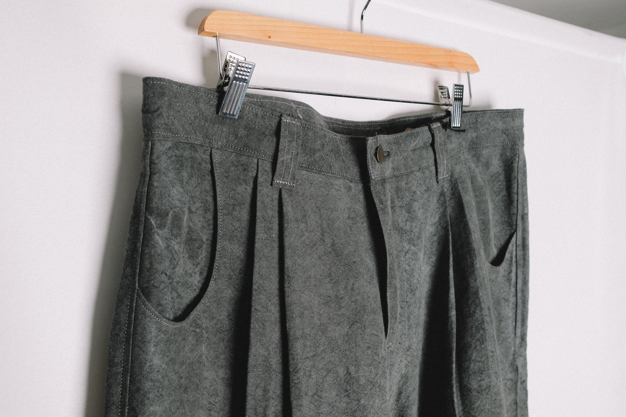 double pleat trouser in binchotan dyed linen/washi poplin
