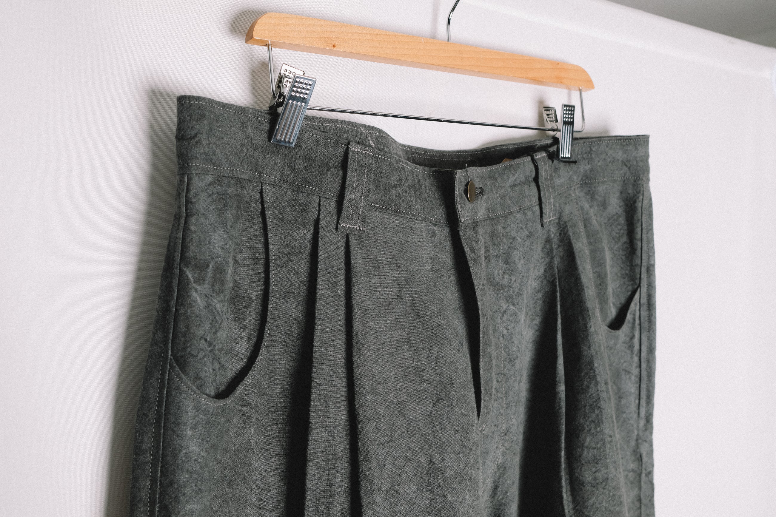 double pleat trouser in binchotan dyed linen/washi poplin