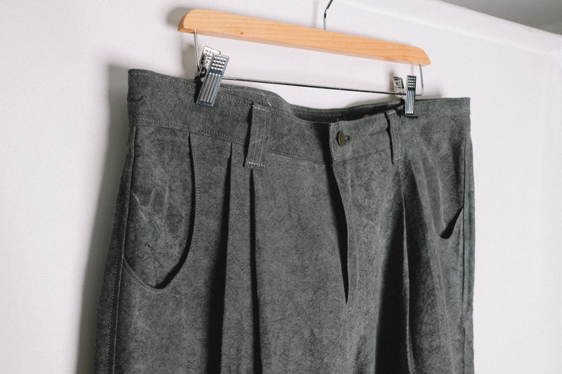 double pleat trouser in binchotan dyed linen/washi poplin