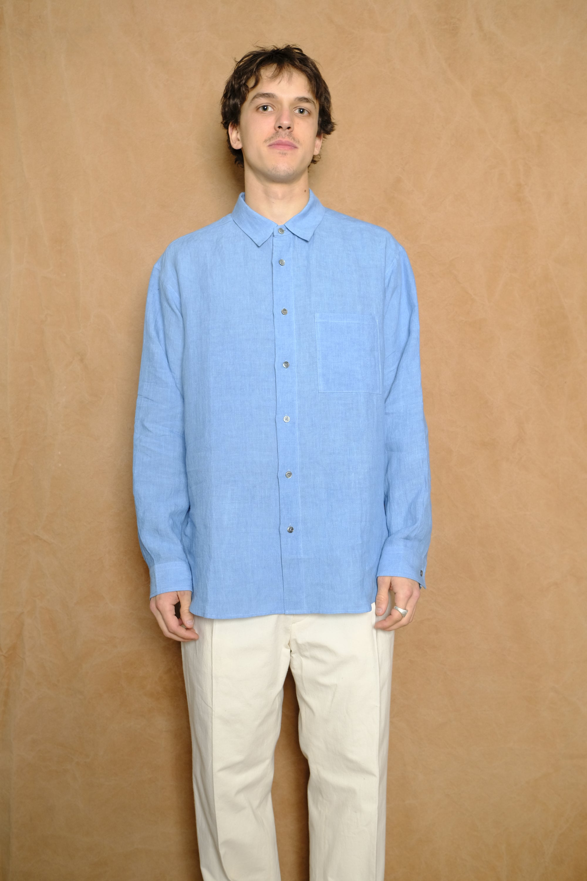 classic pocket shirt b in faded indigo linen
