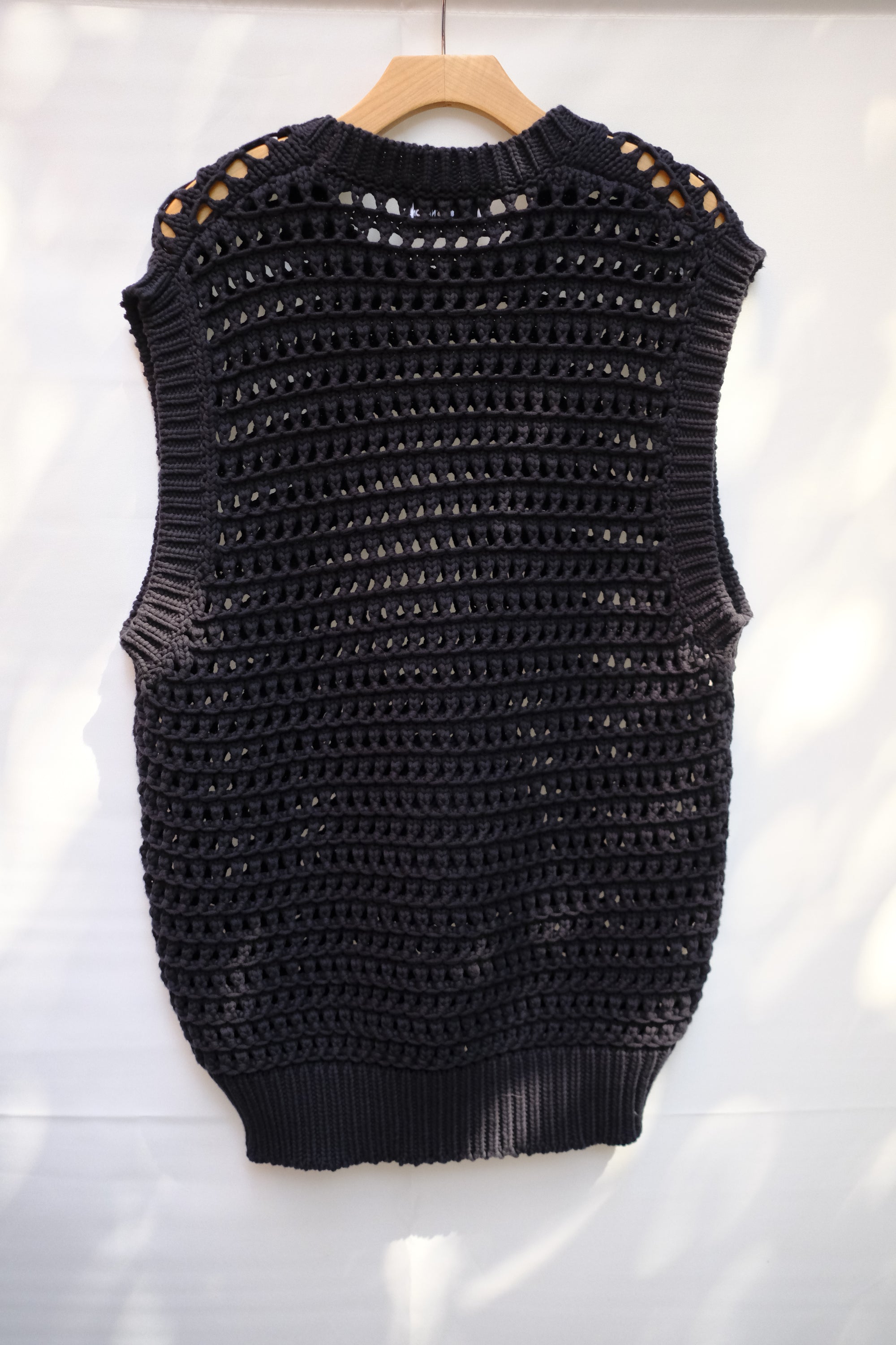 hatchi vest in black