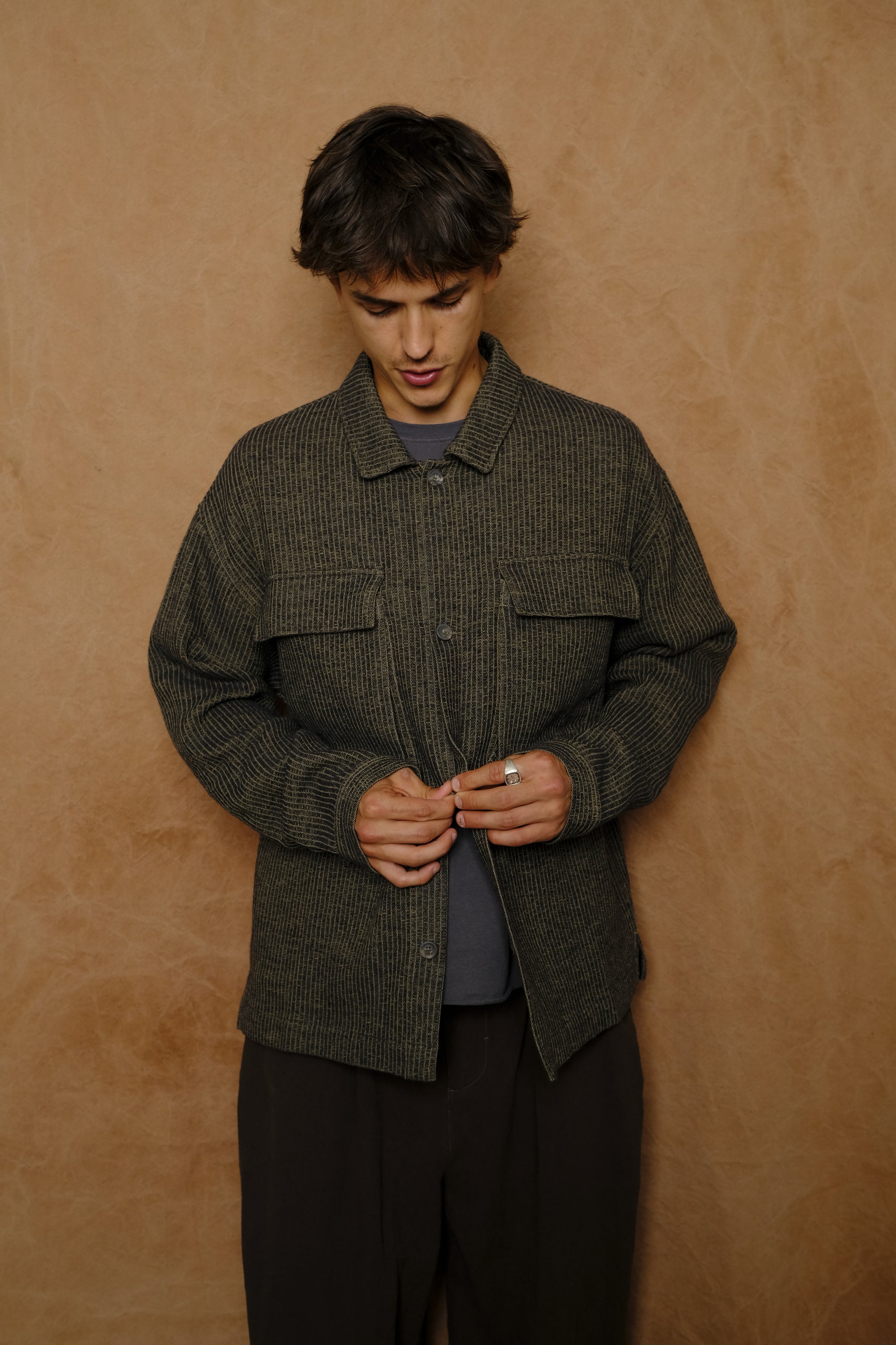 box overshirt in charcoal/olive