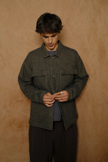 box overshirt in charcoal/olive