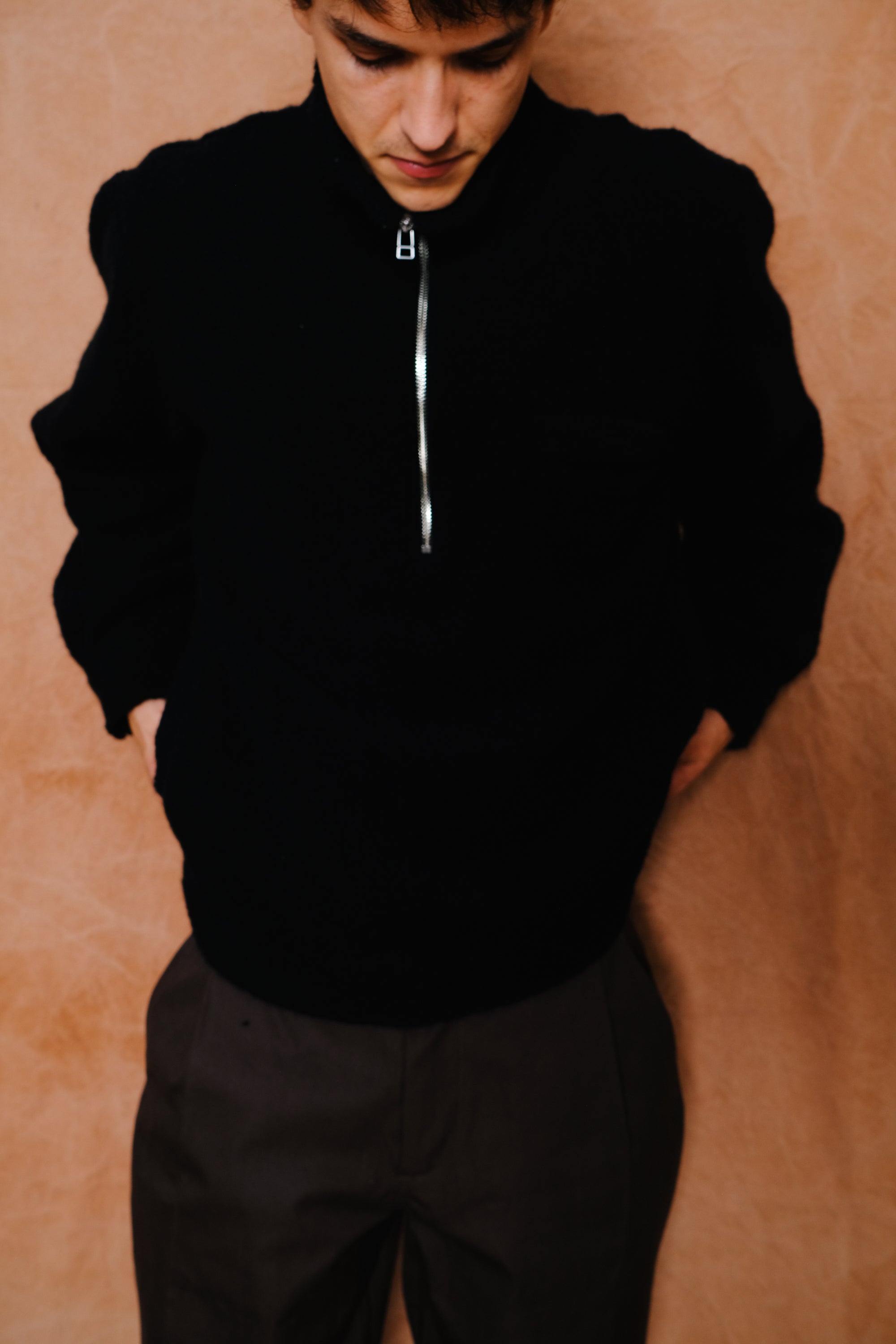 traveler 1/2 zip in black