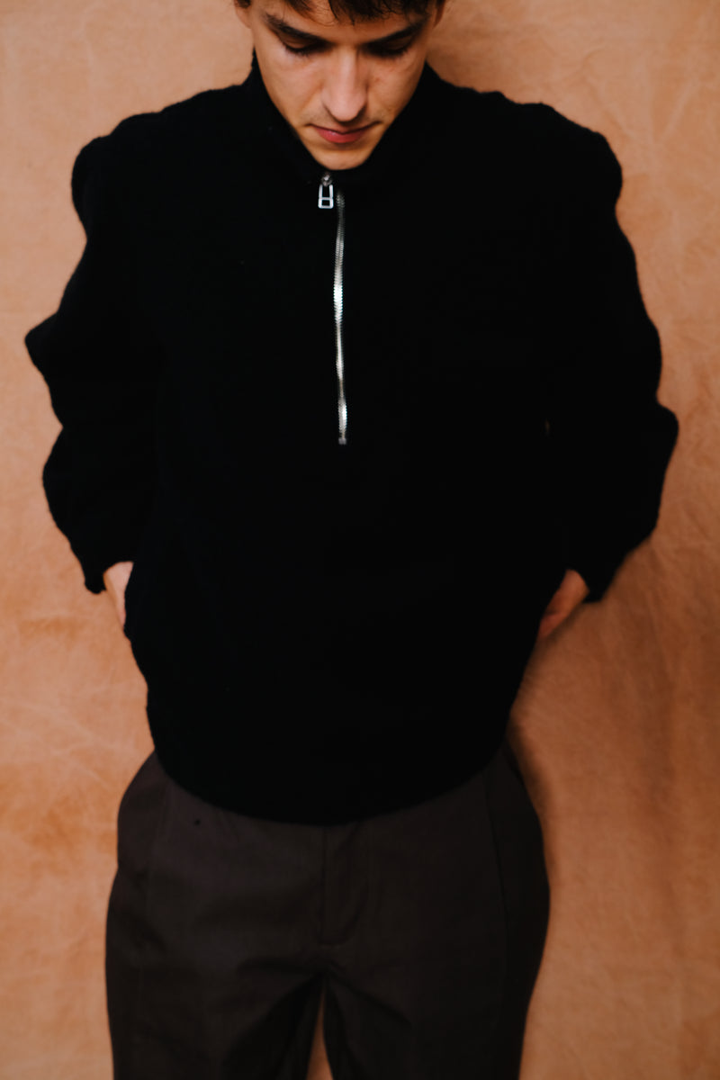 traveler 1/2 zip in black