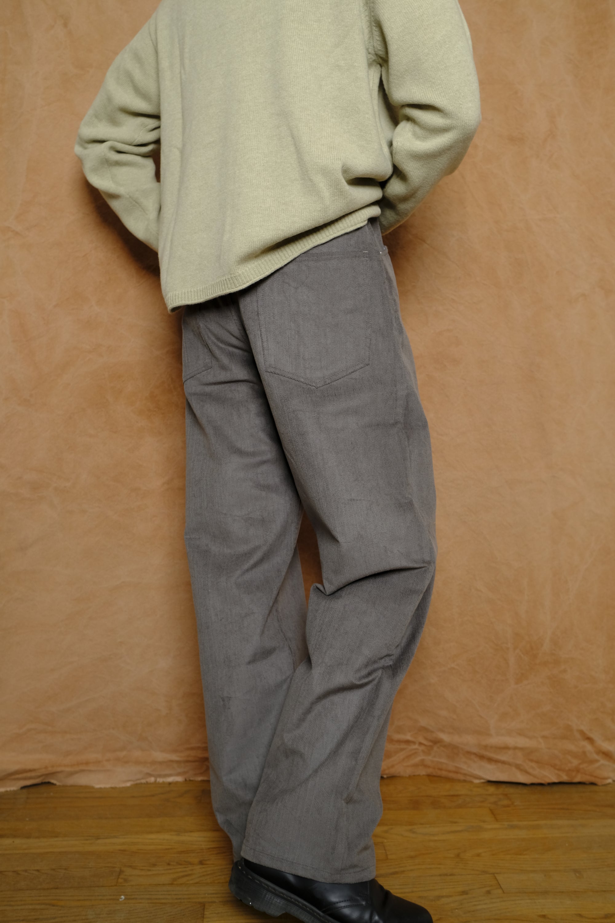 jean cut trouser in 18-wale pebble charcoal corduroy