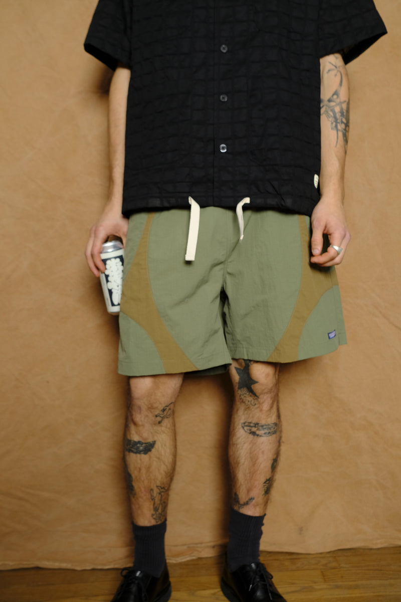 equis short in jungle green/wheat