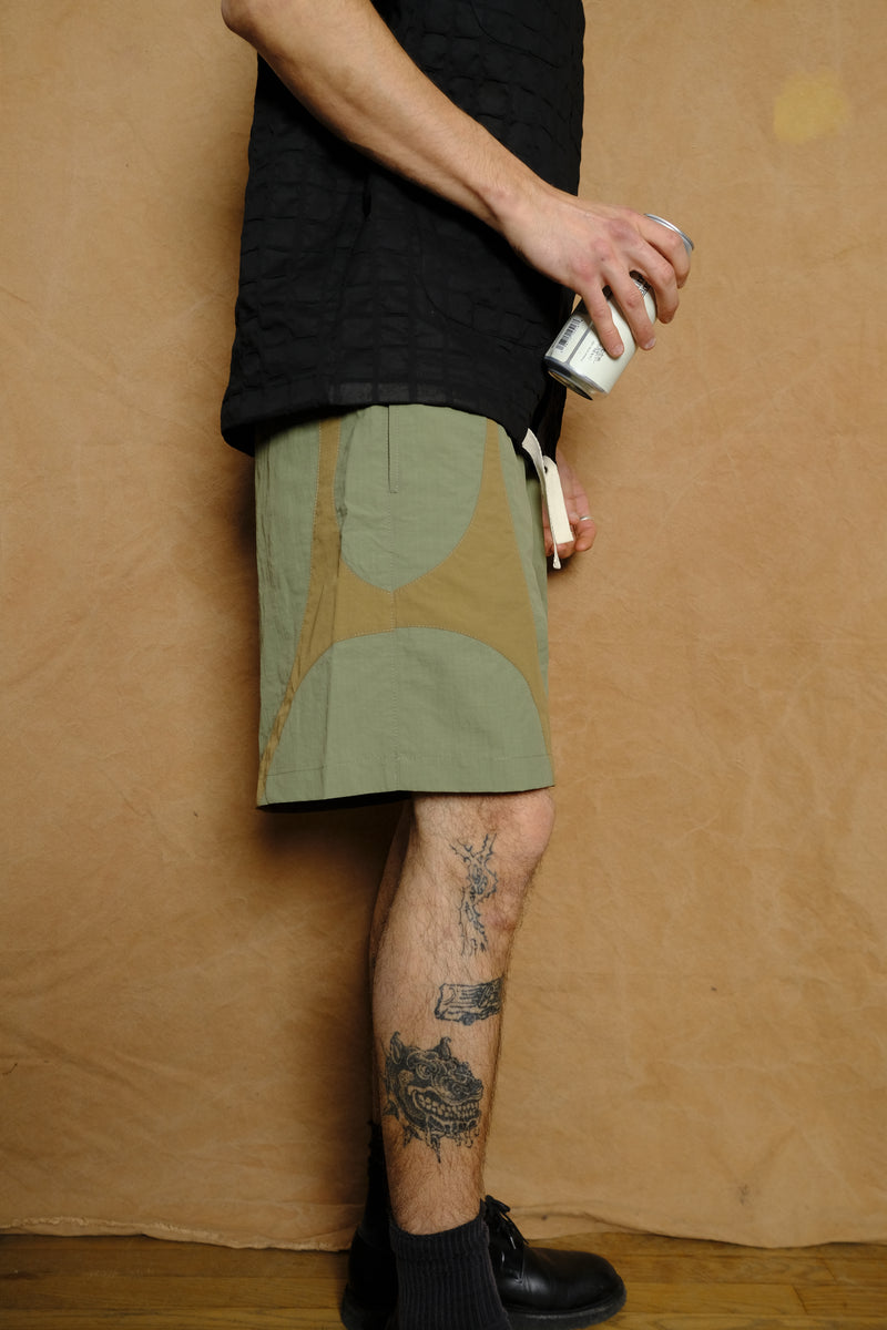 equis short in jungle green/wheat