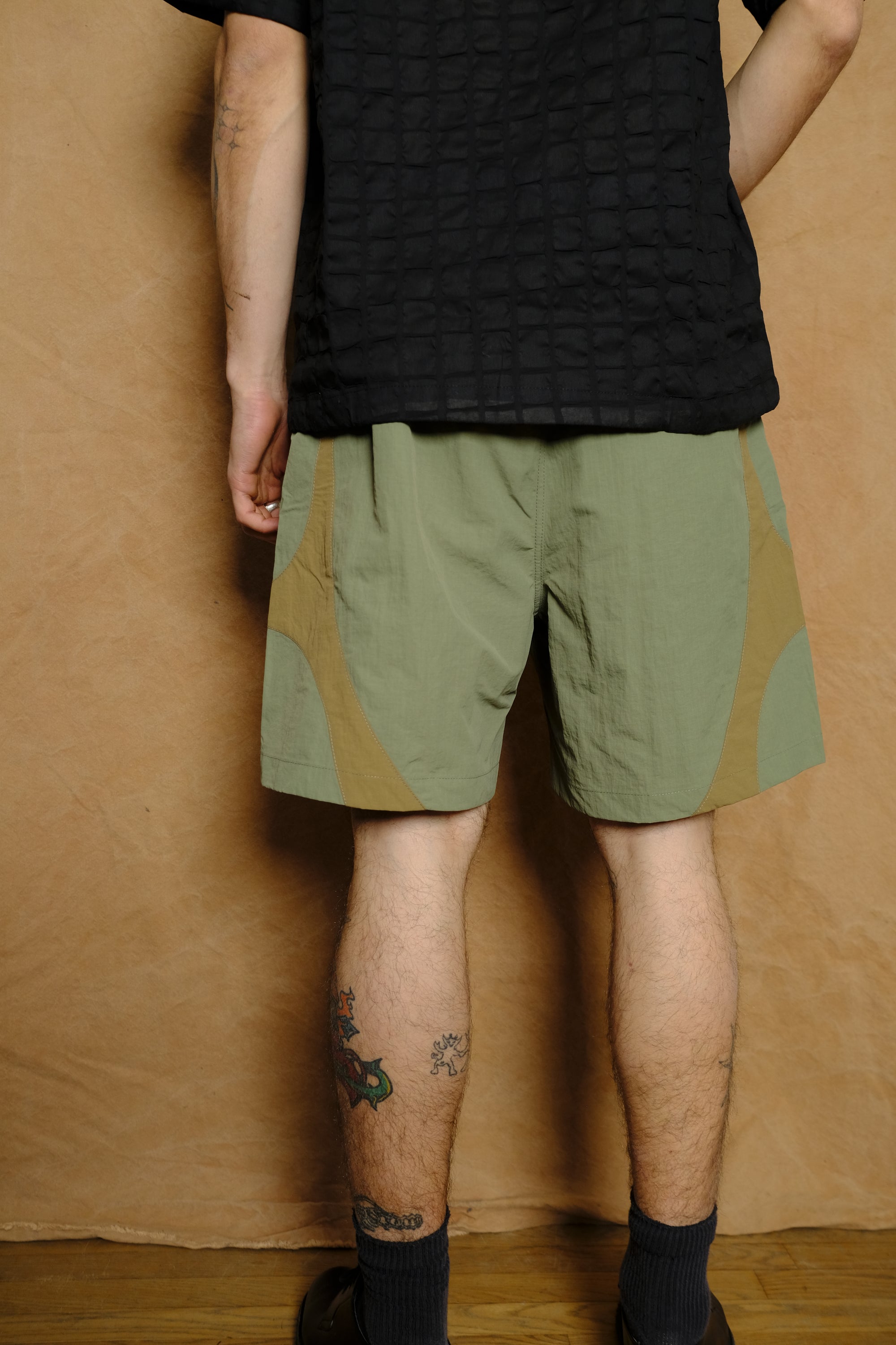 equis short in jungle green/wheat
