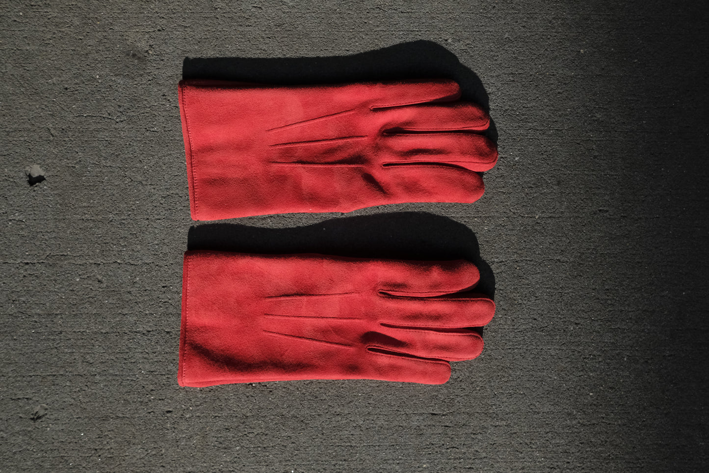 suede gloves in red