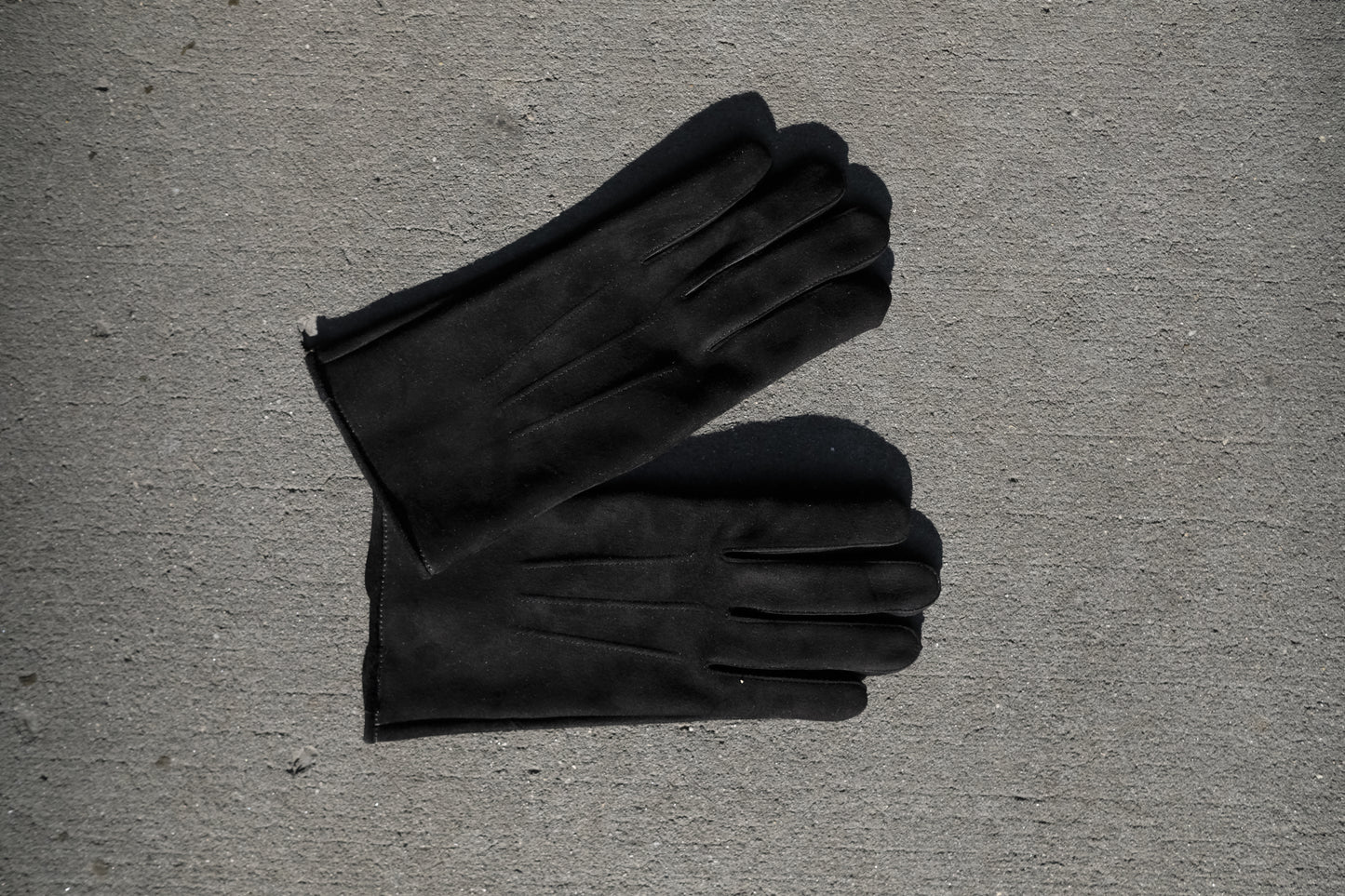 suede gloves in black