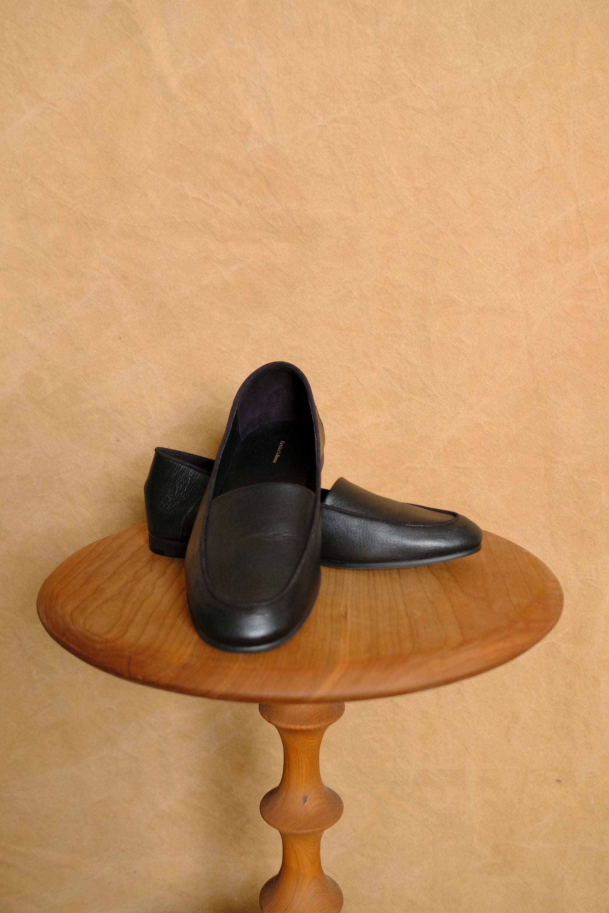 oval moca in black