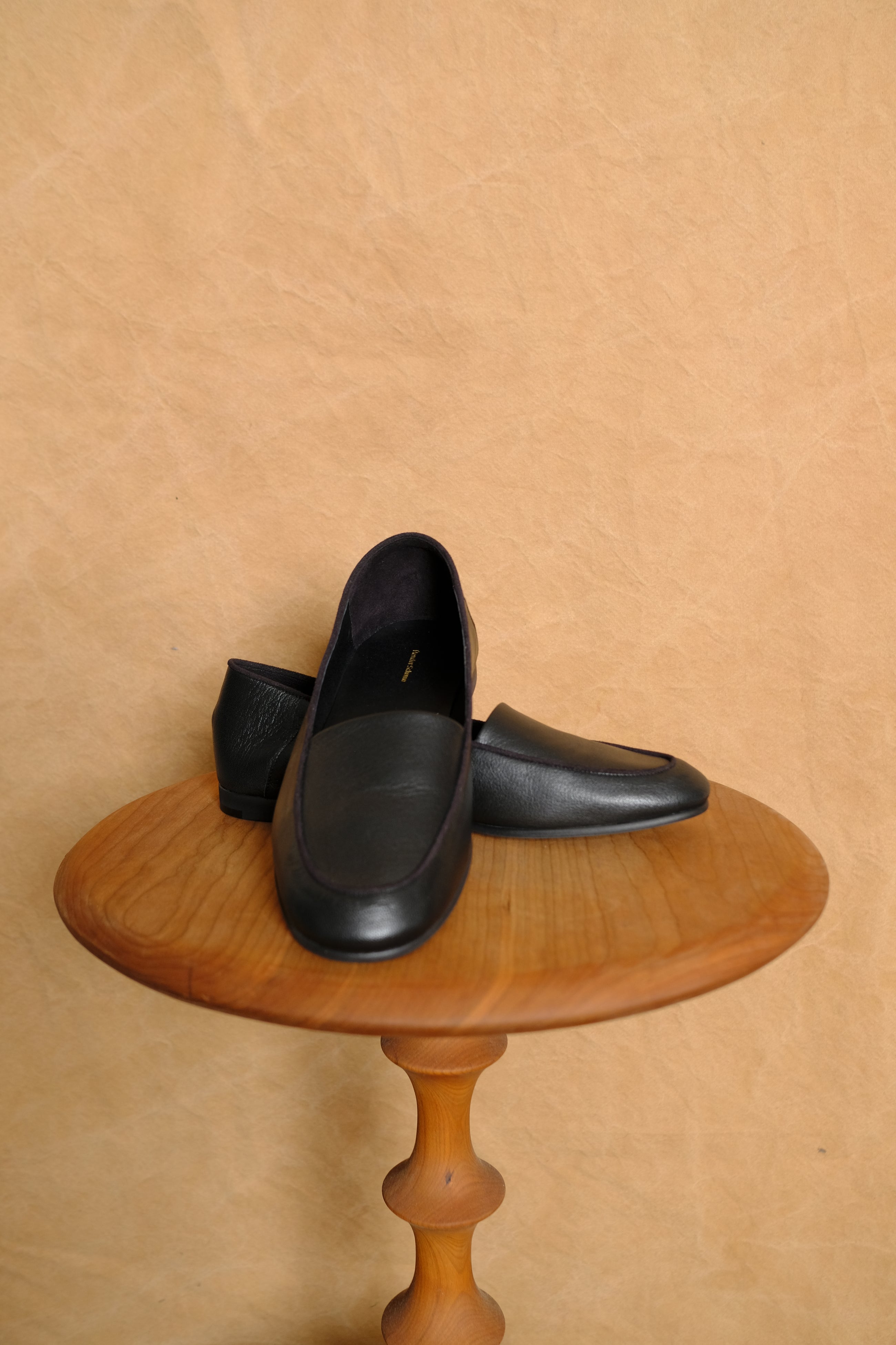 oval moca in black