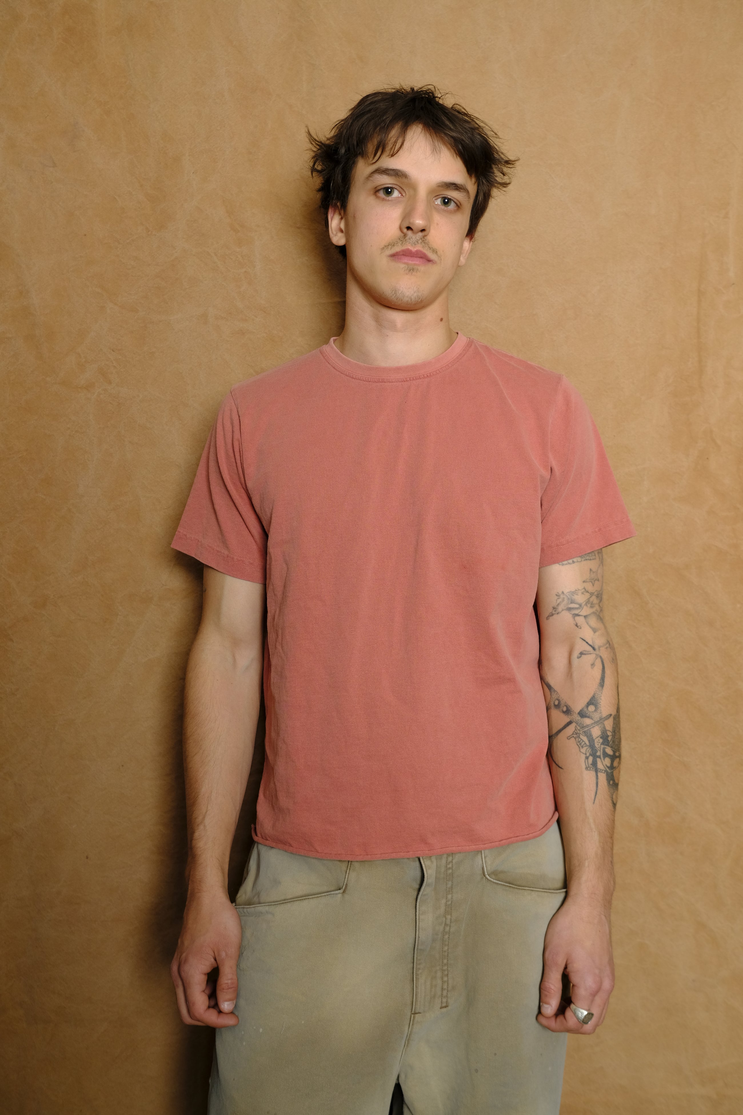 on the farm raw hem tee in tomato garden