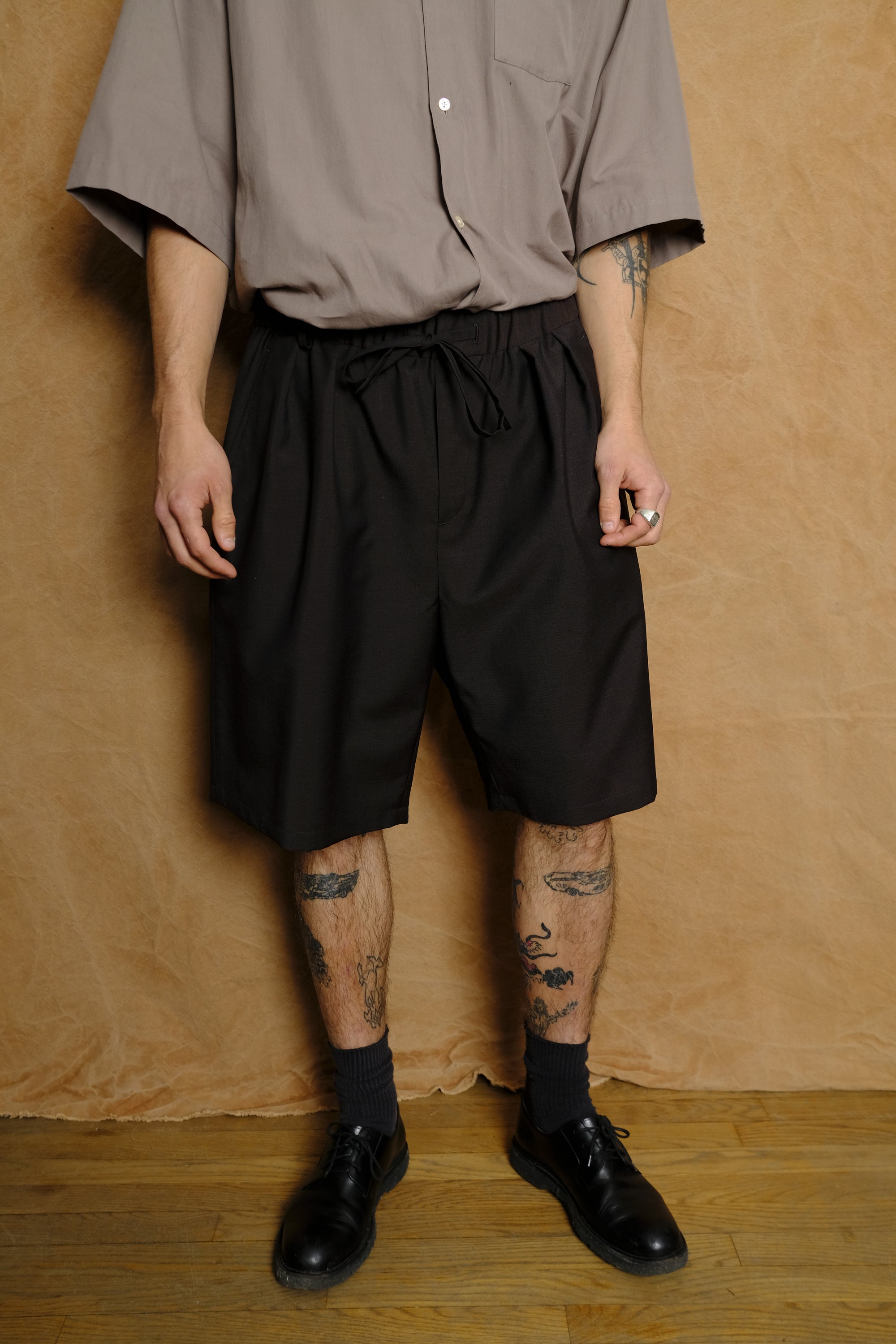 salt shrink cupro half pants in black