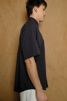 organic cotton washer satin short sleeve shirt in navy