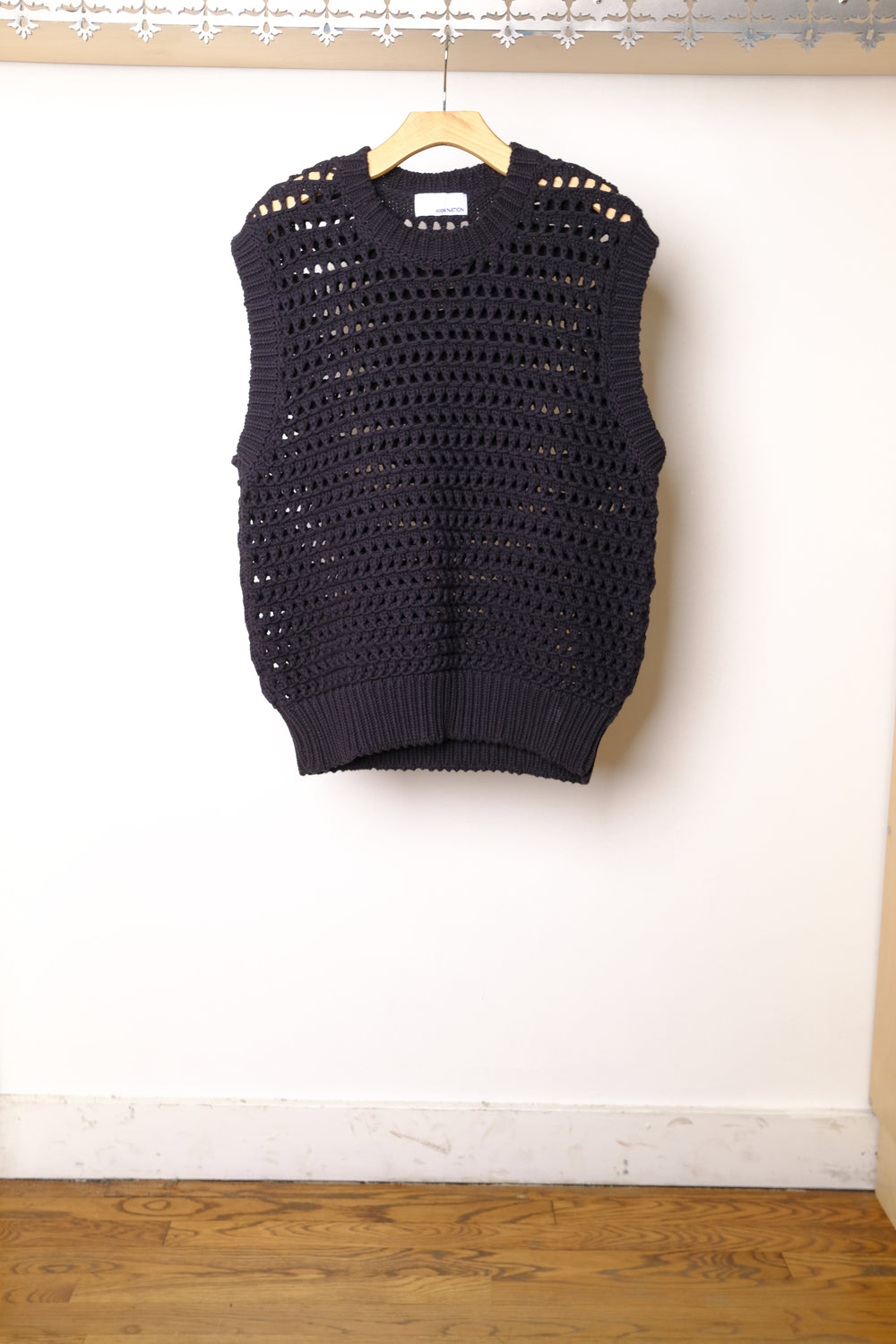 hatchi vest in black