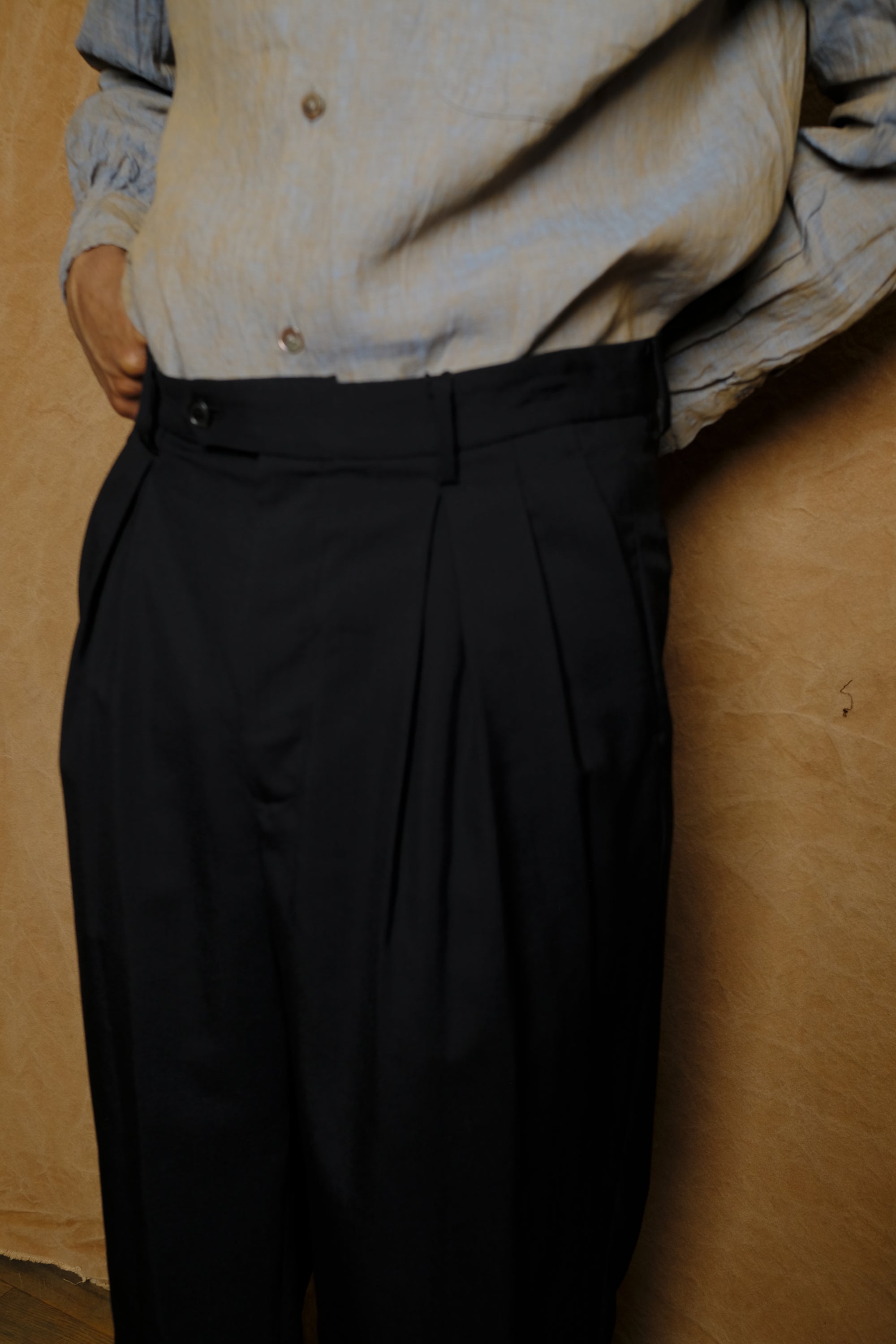 inverted pleat pant in black tropical wool