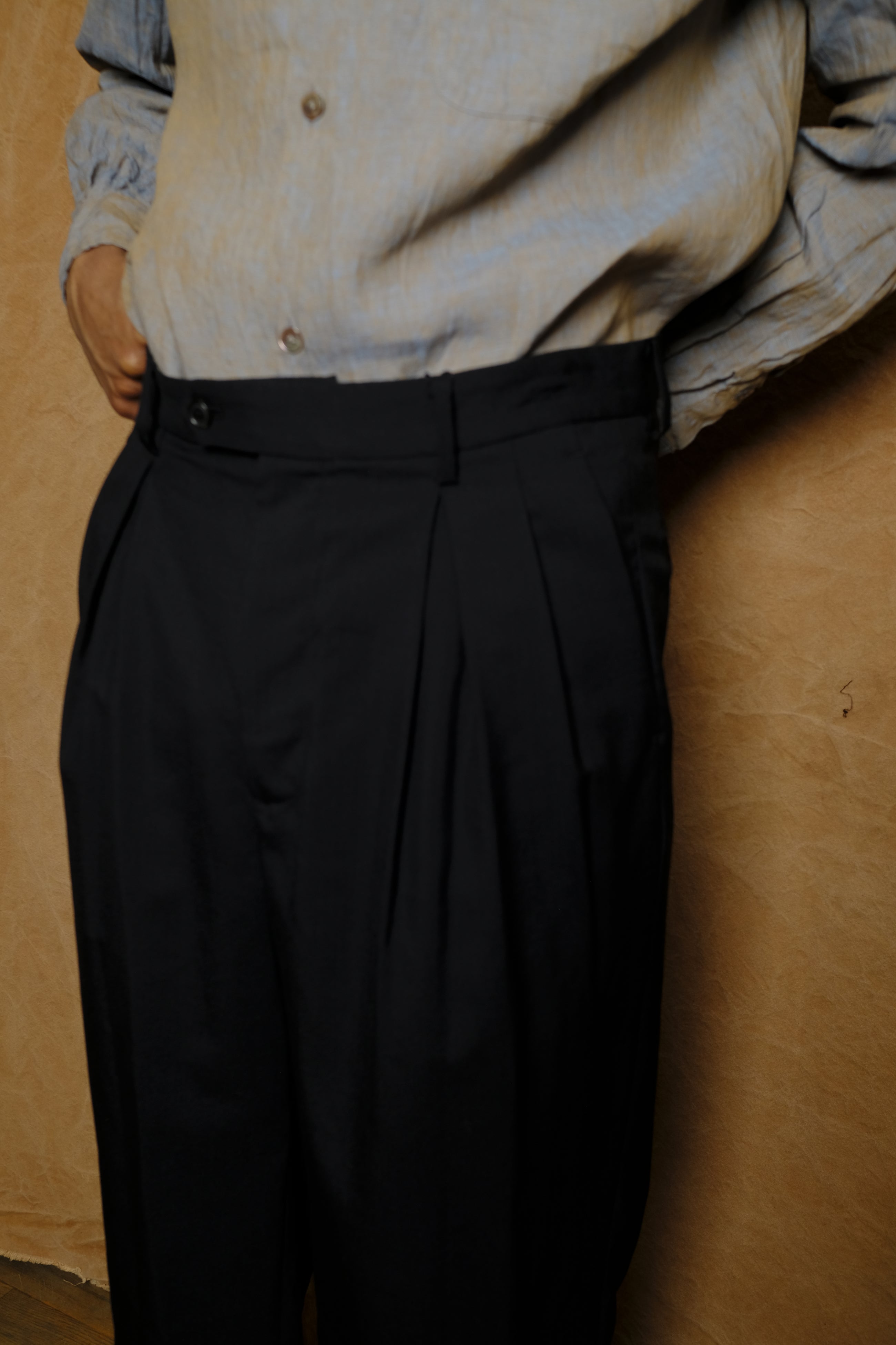 inverted pleat pant in black tropical wool