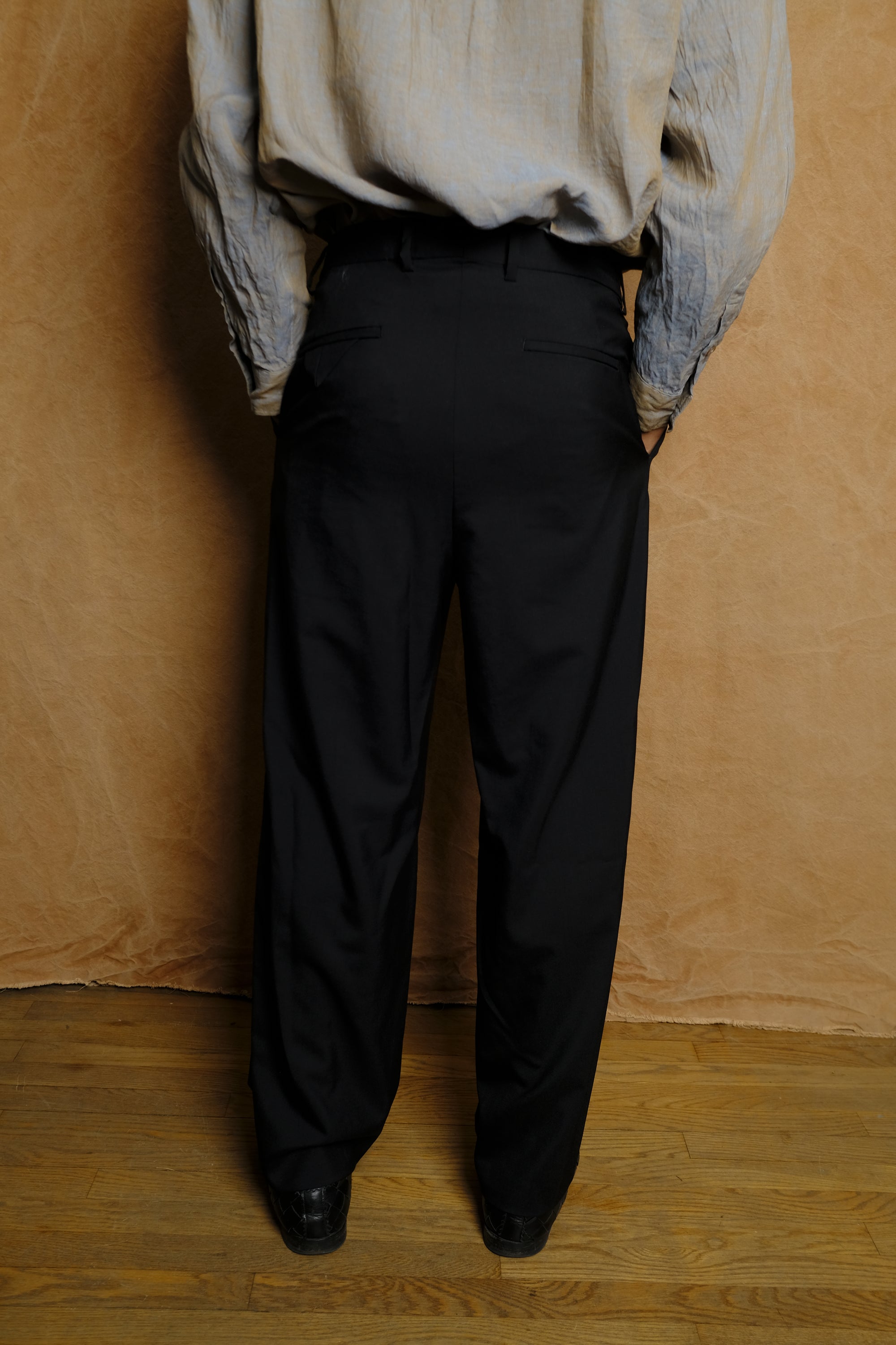 inverted pleat pant in black tropical wool