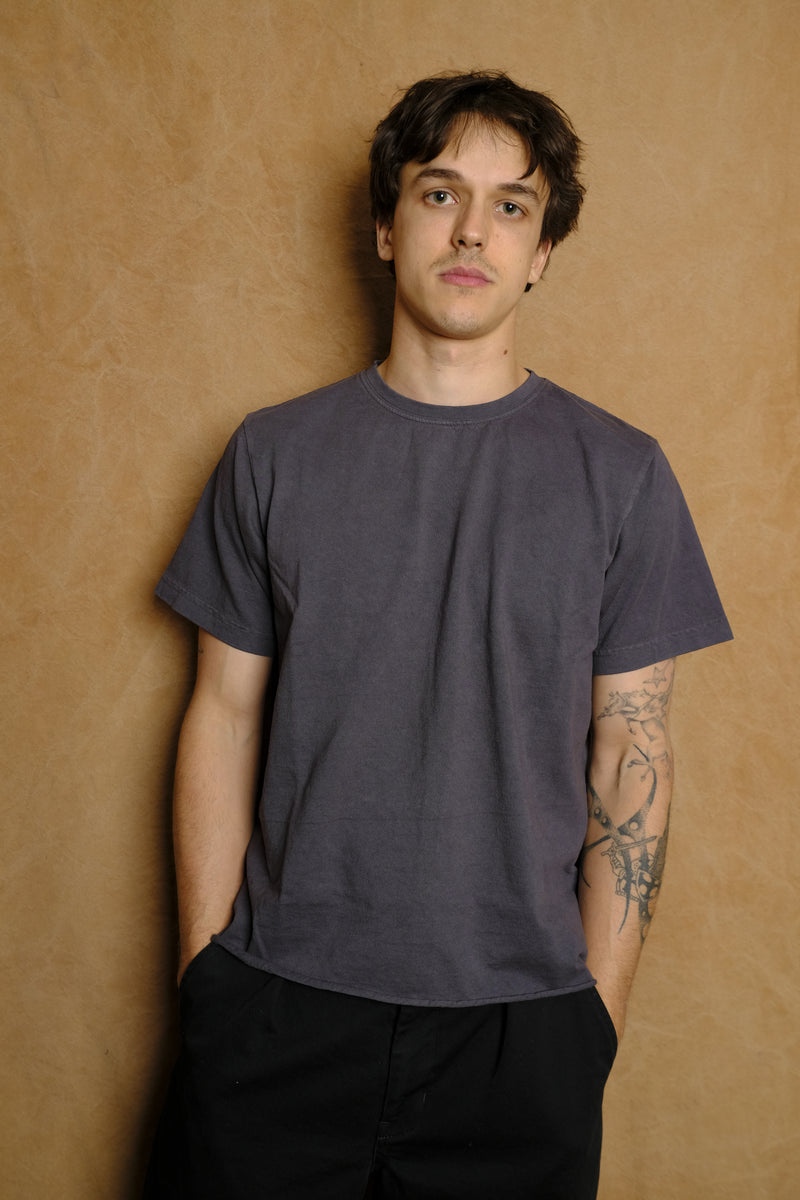 on the farm raw hem tee in washed black
