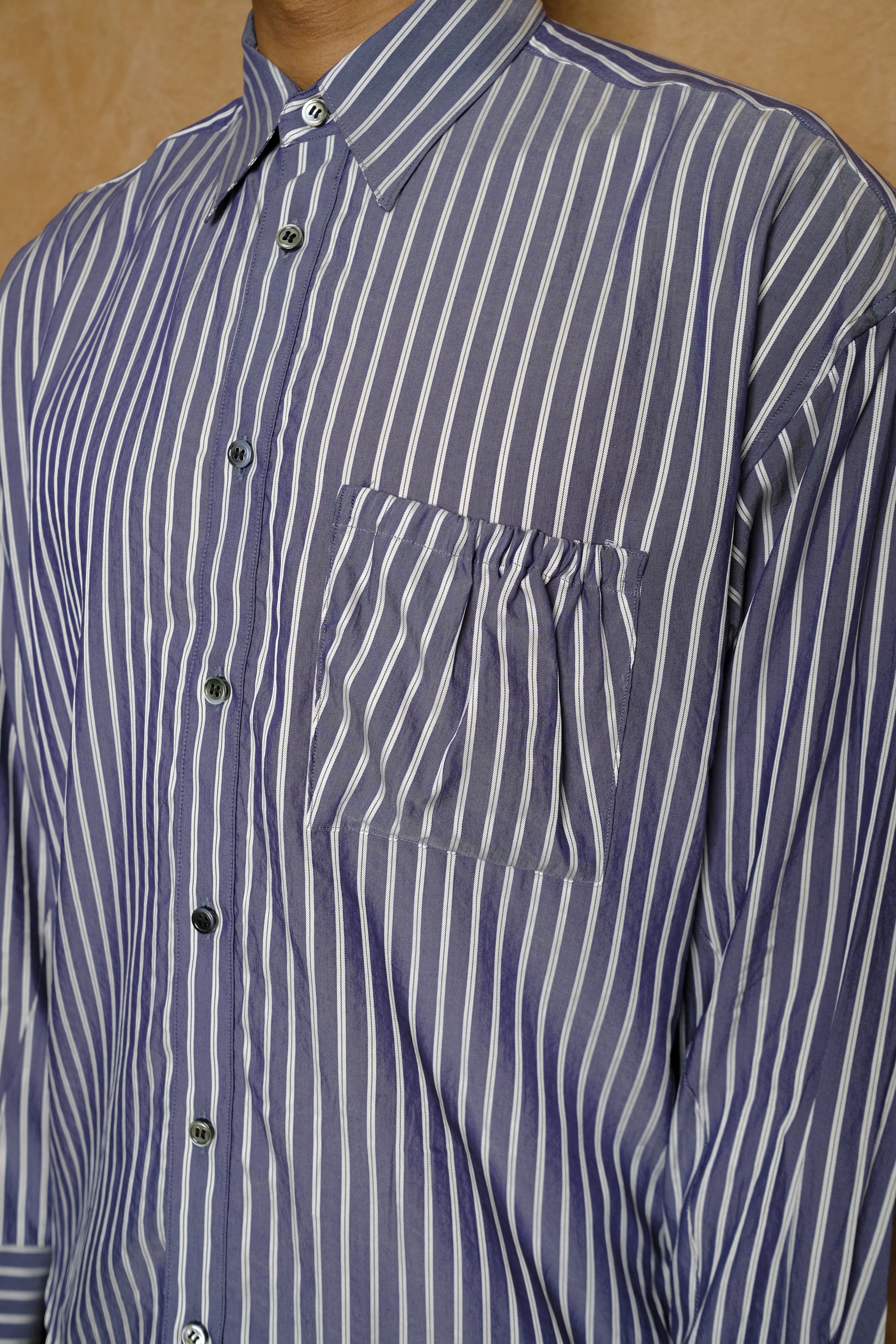 wrist patch slouch shirt in navy stripe