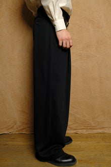 double inverted tuck trouser in black