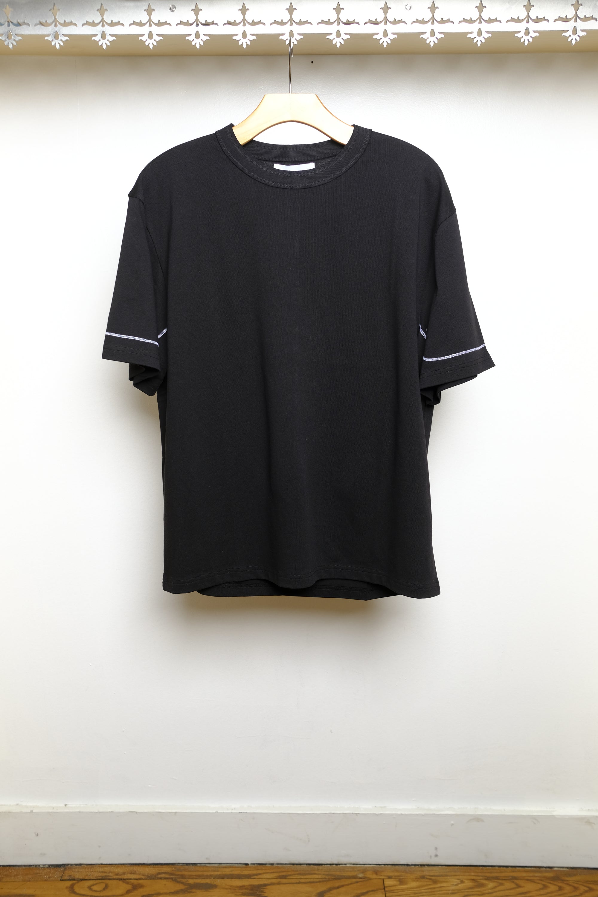 lock tee in black
