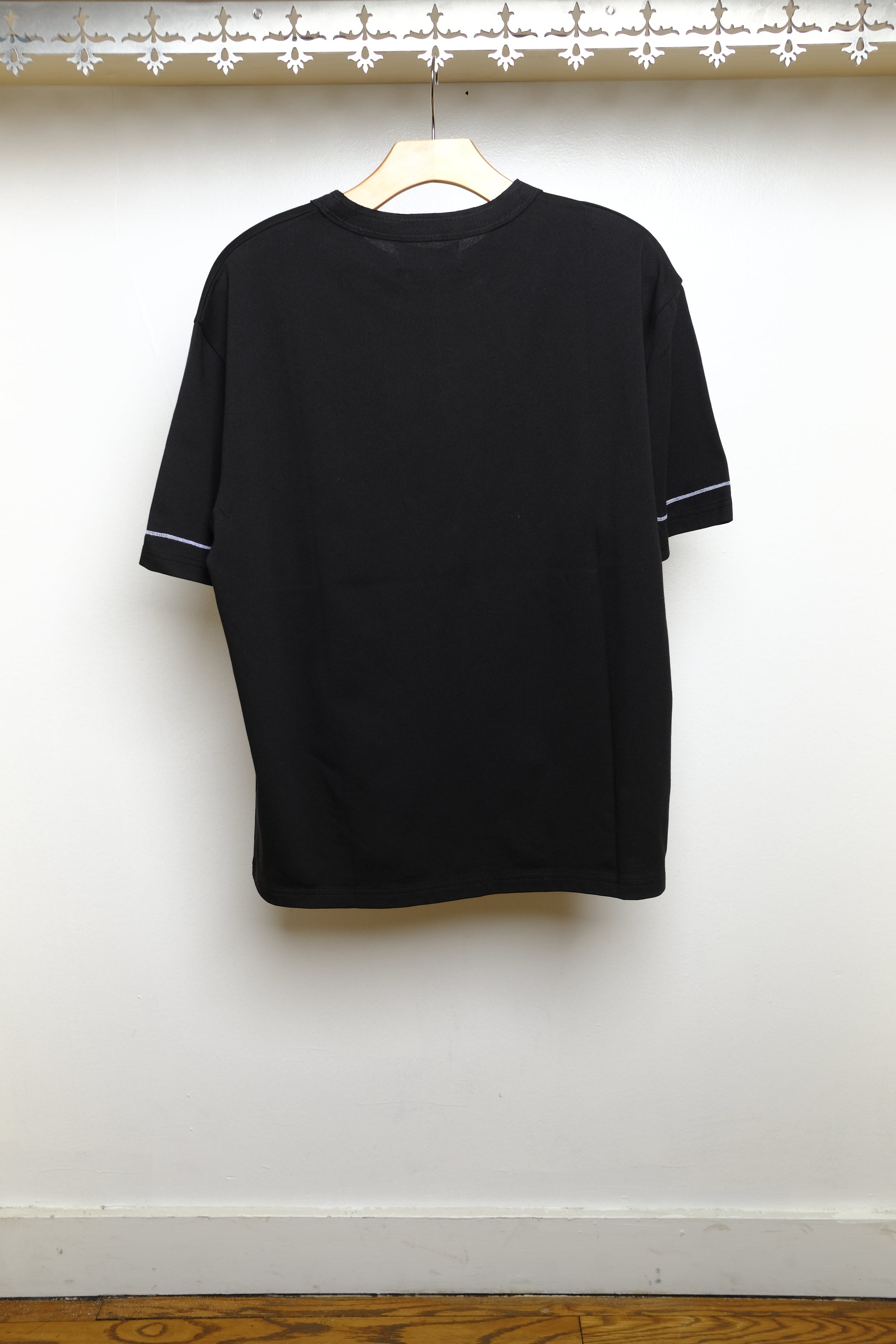 lock tee in black