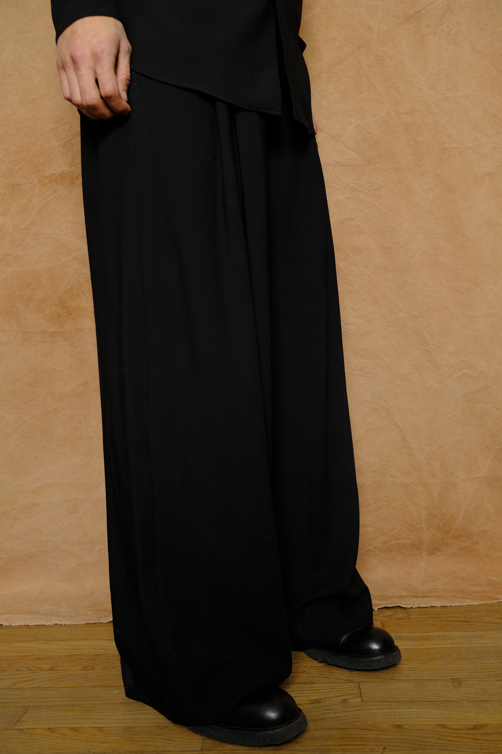 wool serge hi-waist trousers in black