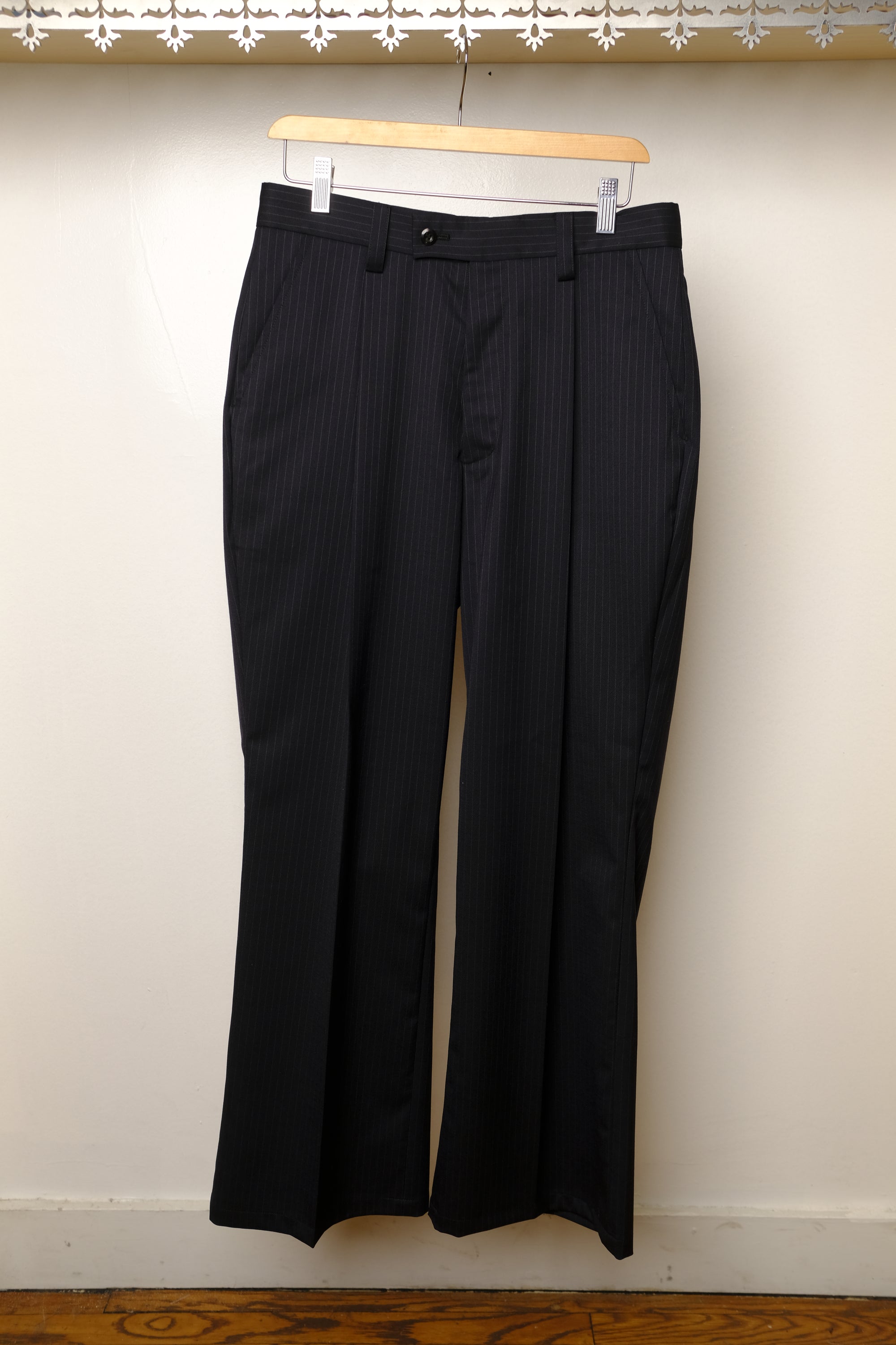 loose fit t/w slacks in navy pinstripe
