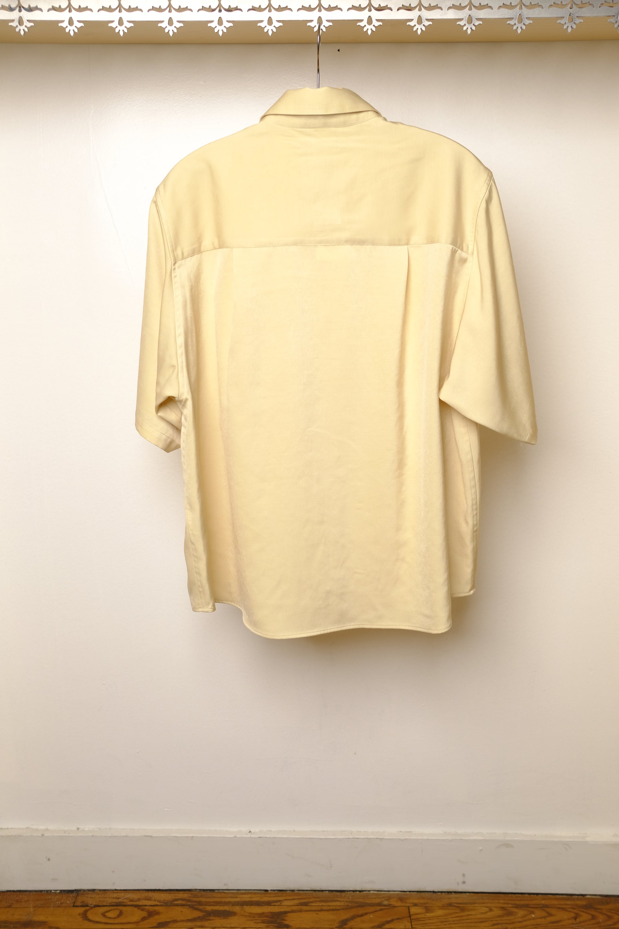 medium-short cupro satin shirt in light yellow