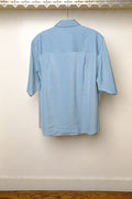 medium-short cupro satin shirt in light blue