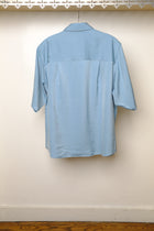 medium-short cupro satin shirt in light blue